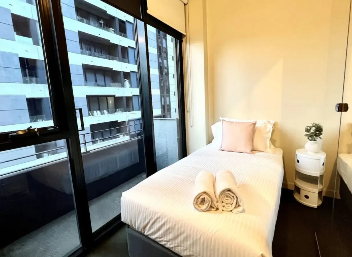 Spacious 4-Bedroom Apartment in Melbourne CBD 18