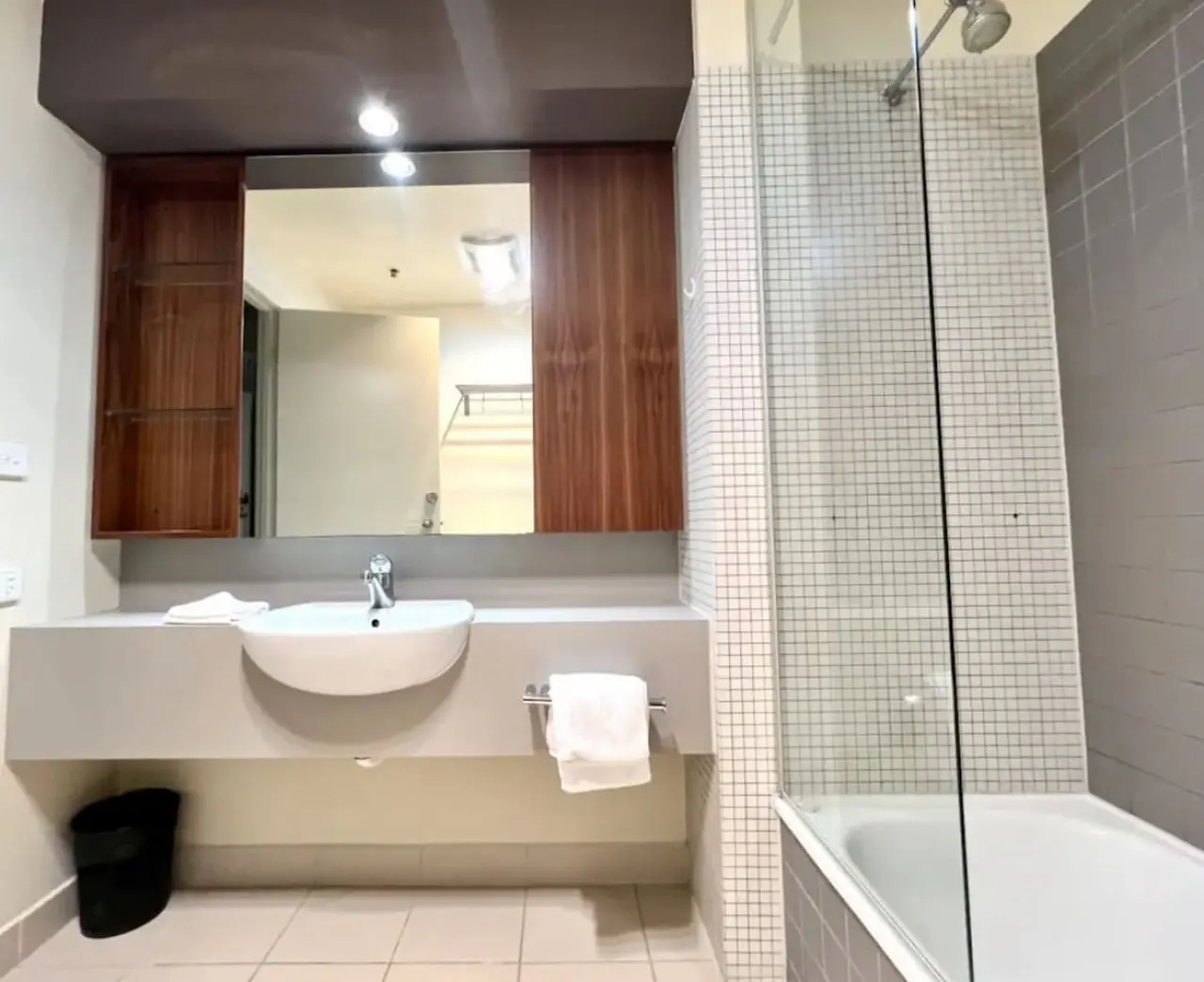 Spacious 4-Bedroom Apartment in Melbourne CBD 6