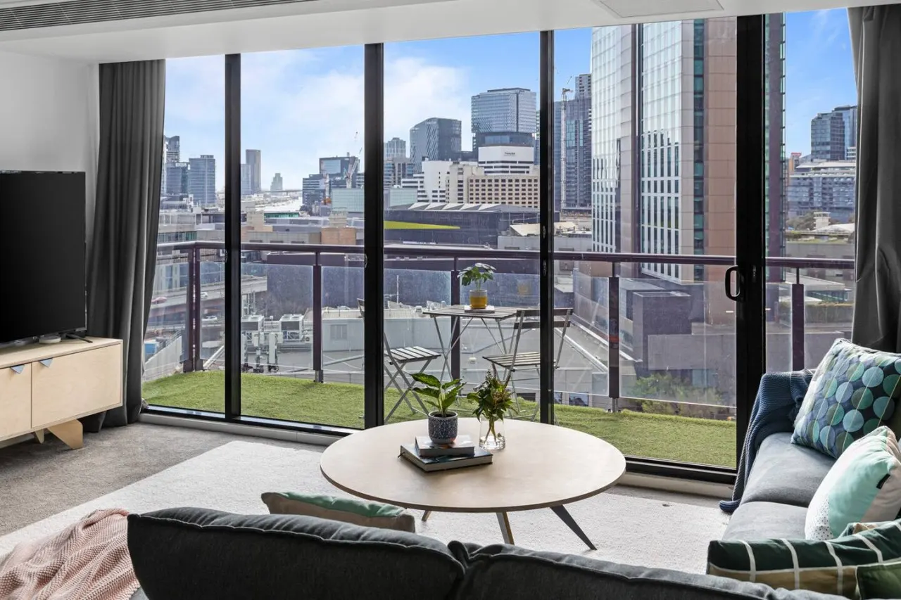 Alfi - Your Spacious 3bed/2bath Melbourne Home! 2