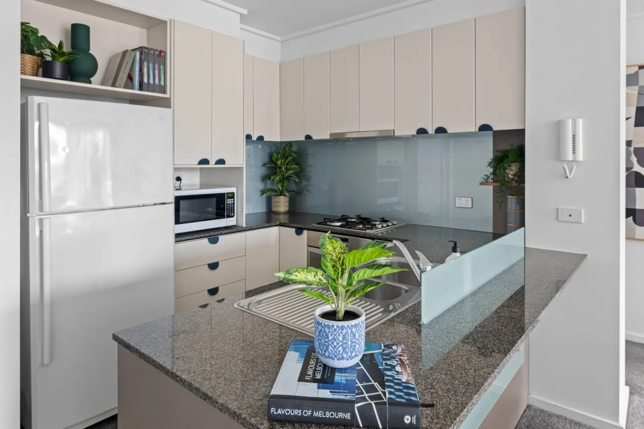 Alfi - Your Spacious 3bed/2bath Melbourne Home! 11