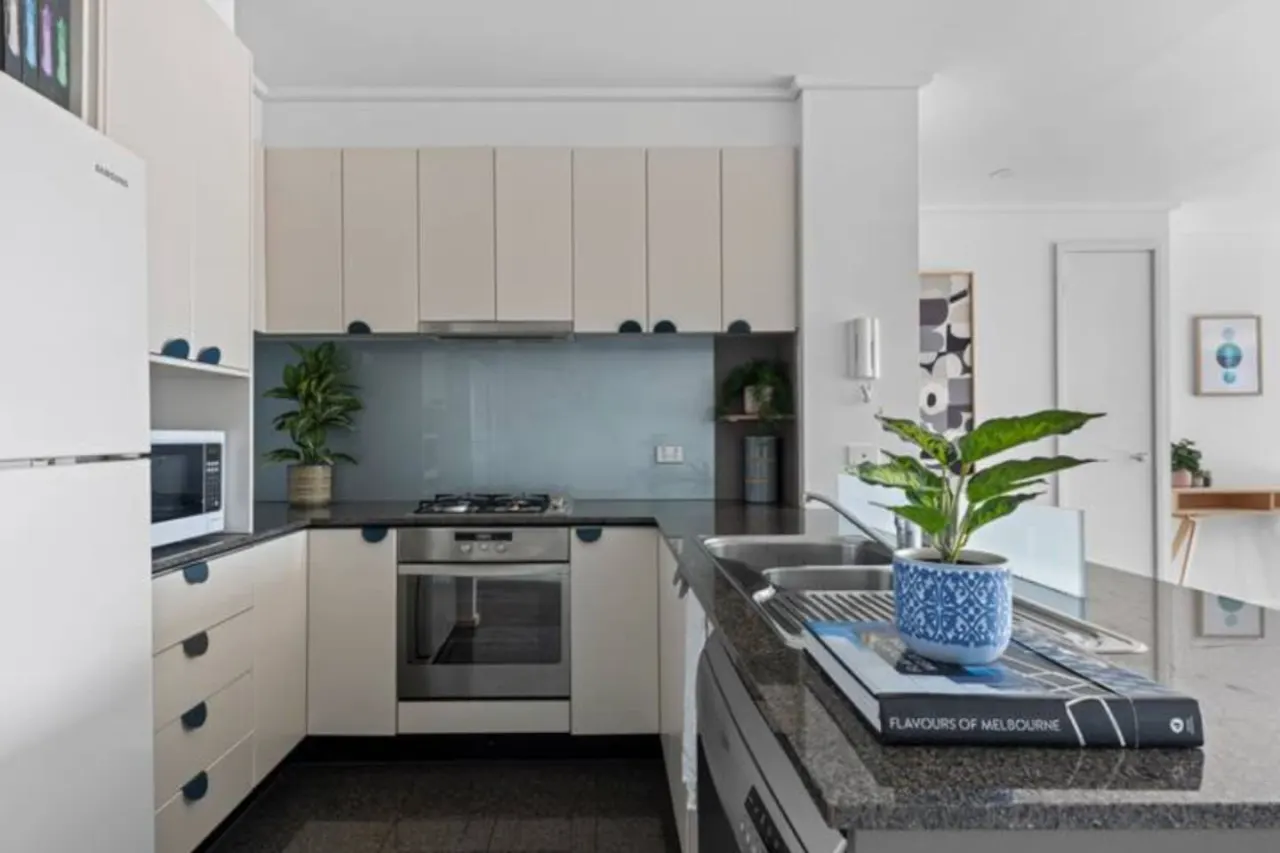Alfi - Your Spacious 3bed/2bath Melbourne Home! 12