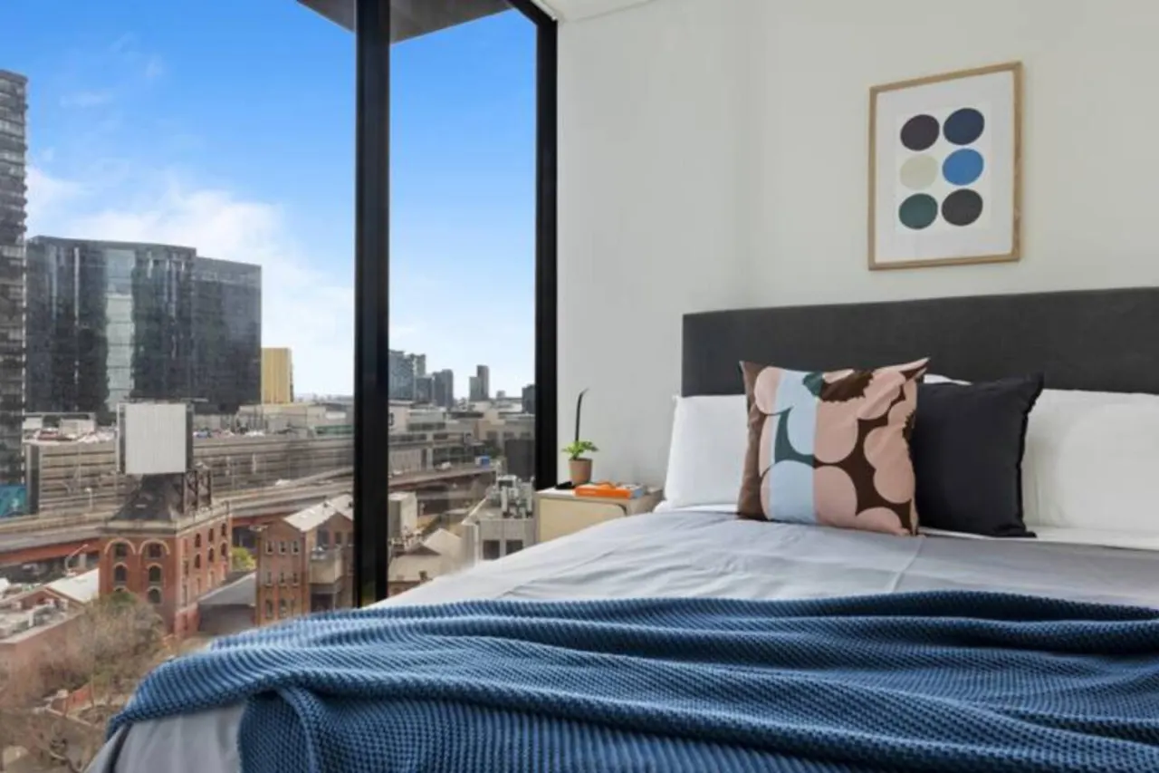 Alfi - Your Spacious 3bed/2bath Melbourne Home! 15