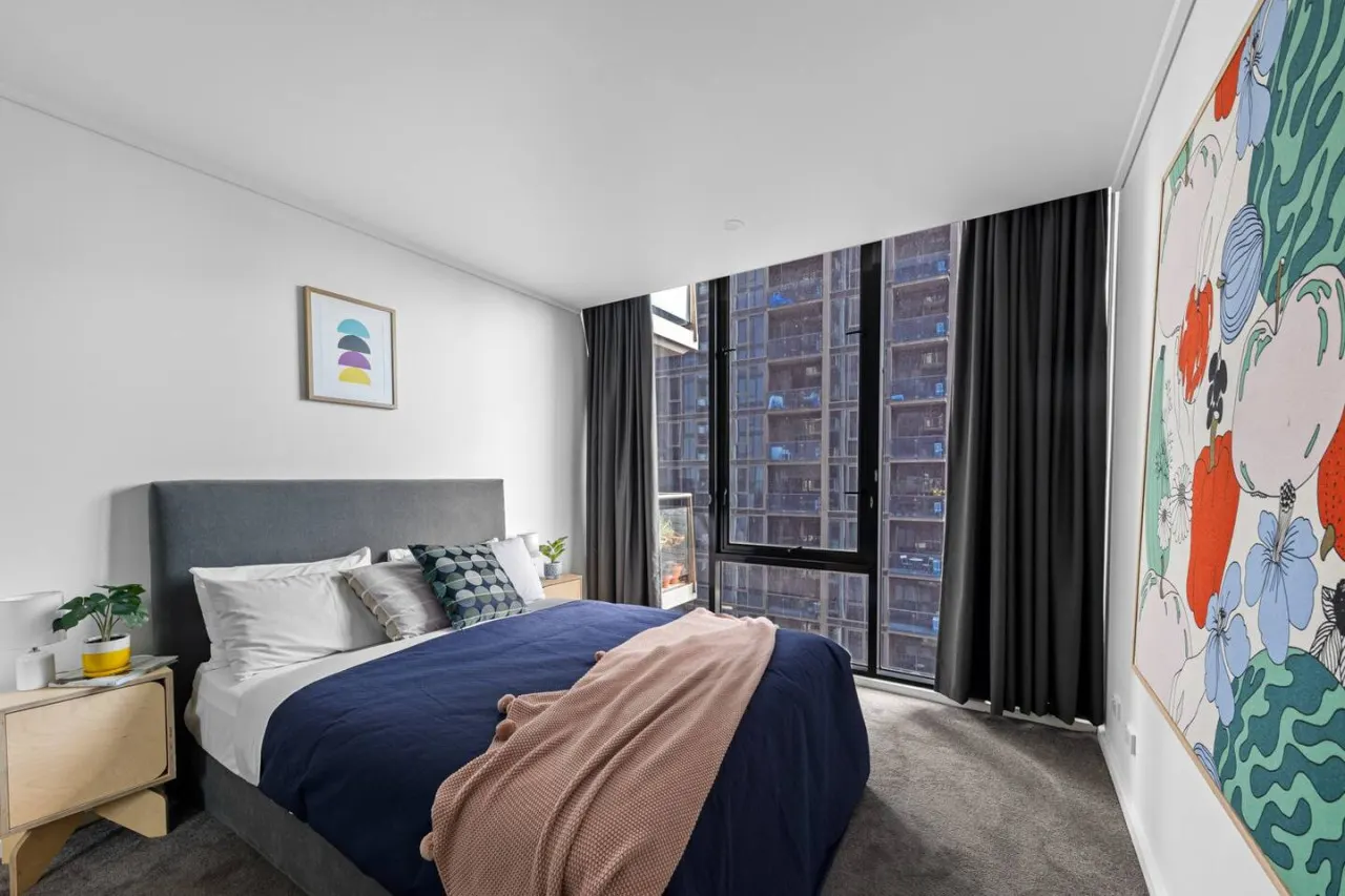 Alfi - Your Spacious 3bed/2bath Melbourne Home! 16