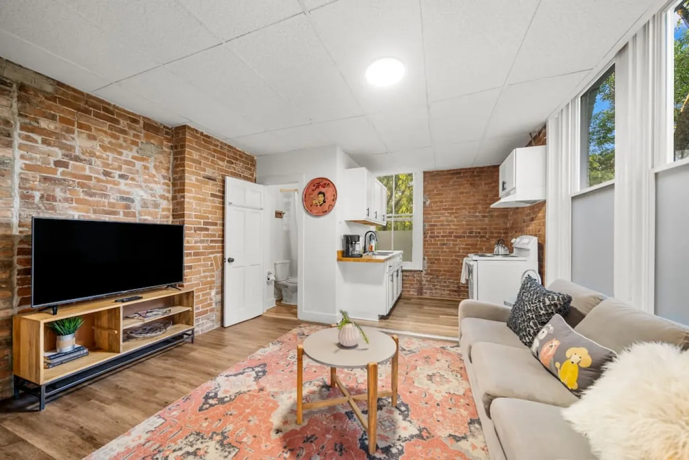 Cozy Studio with Parking Near UC, Zoo, Downtown 1