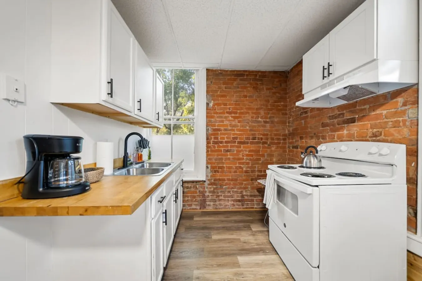 Cozy Studio with Parking Near UC, Zoo, Downtown 2