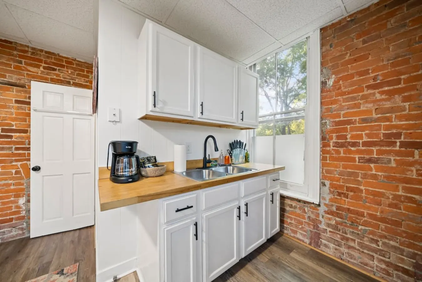 Cozy Studio with Parking Near UC, Zoo, Downtown 11