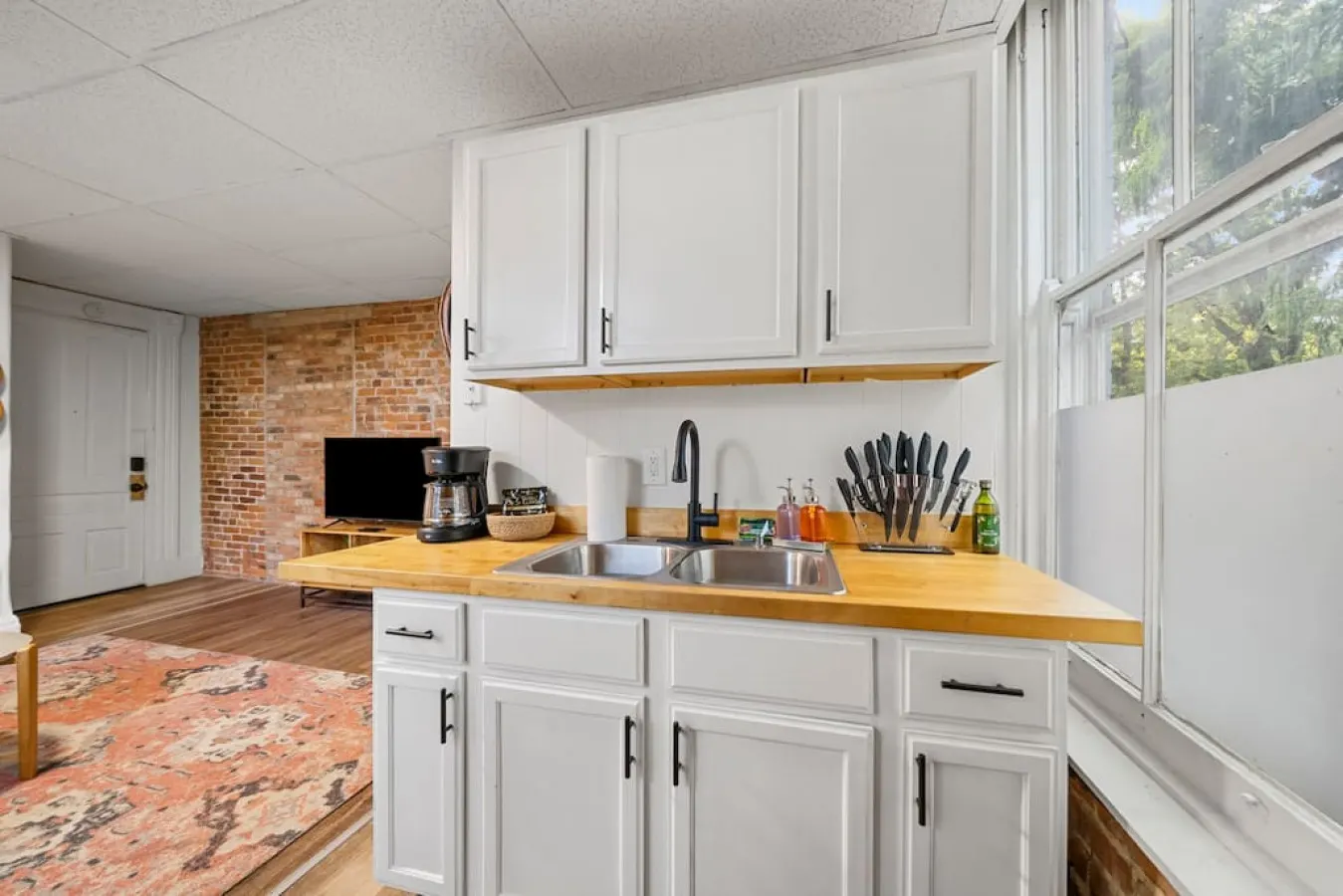 Cozy Studio with Parking Near UC, Zoo, Downtown 3