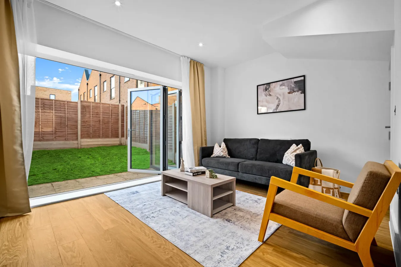 Stylish 4 Bedroom Townhouse - Garden - Balconies - Parking 8