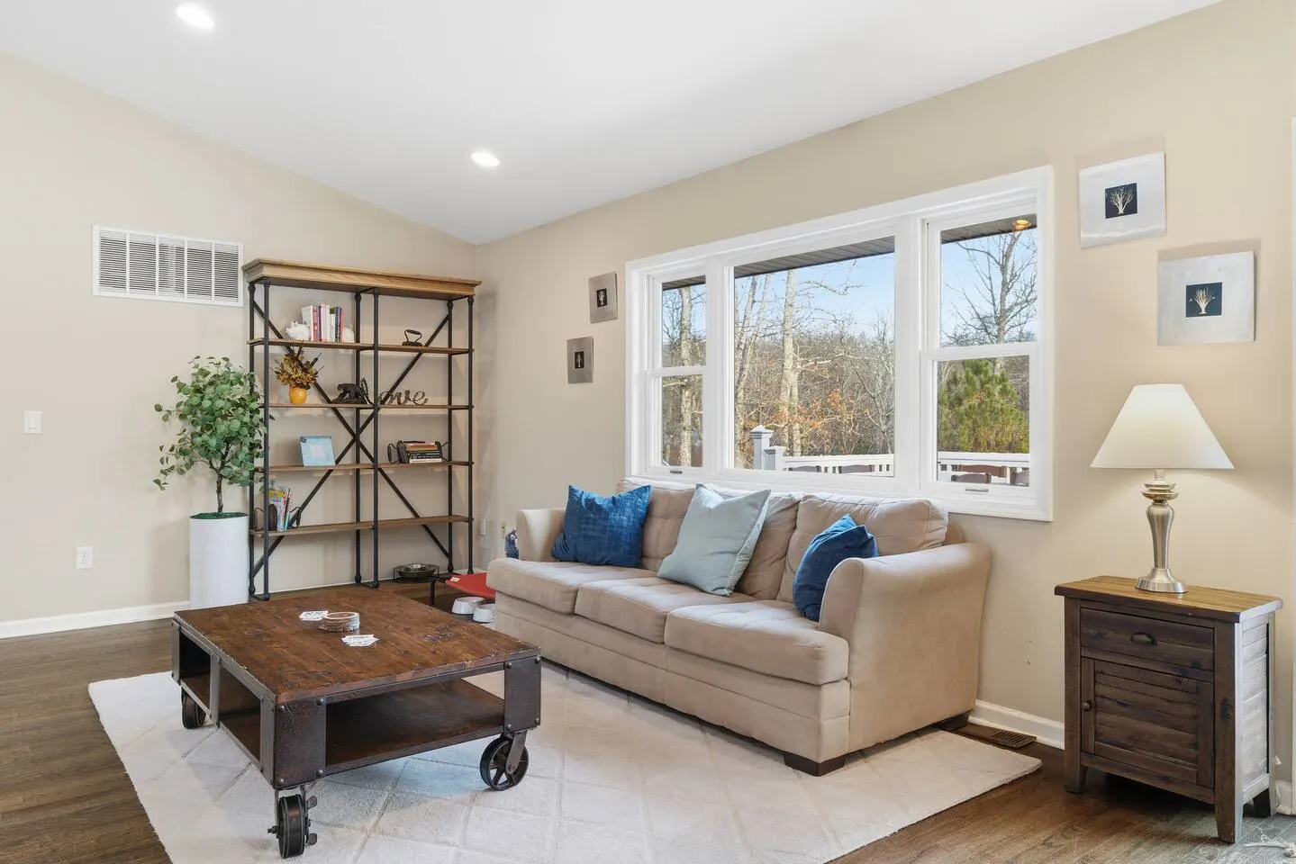 Sleeps 20+ Movie theater, game room, hot tub, pets 10