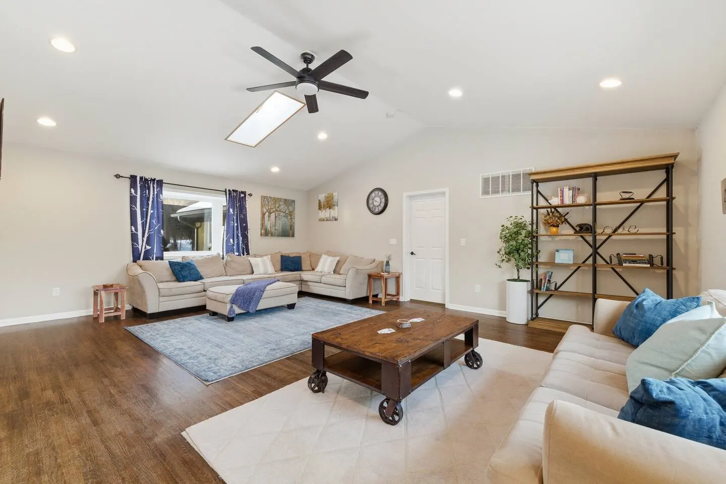 Sleeps 20+ Movie theater, game room, hot tub, pets 11