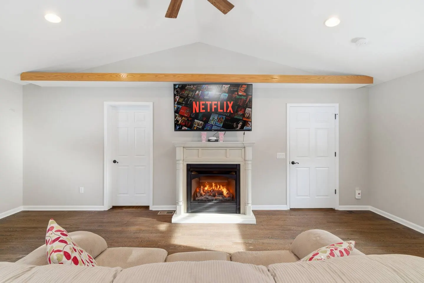 Sleeps 20+ Movie theater, game room, hot tub, pets 15