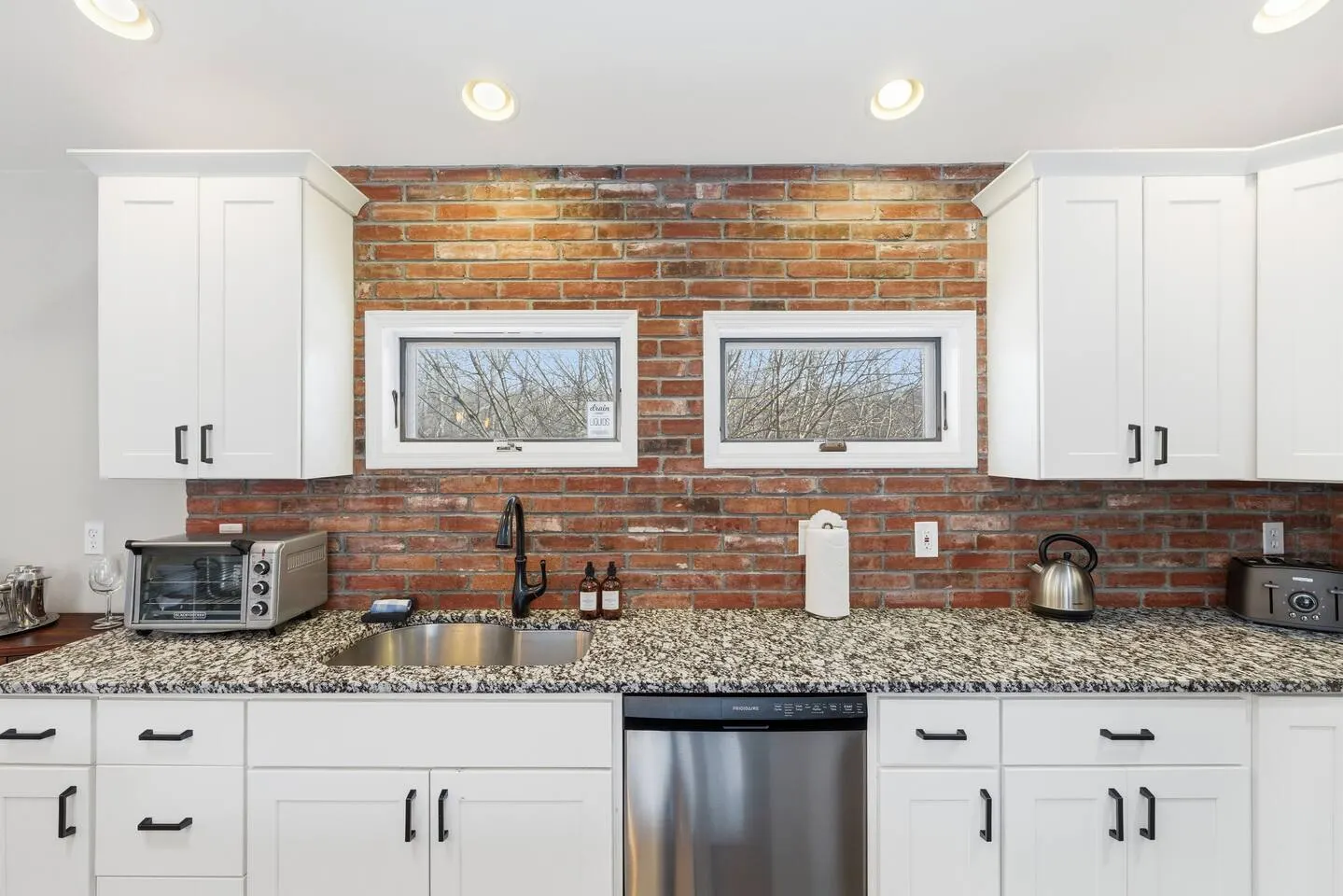 Sleeps 20+ Movie theater, game room, hot tub, pets 16
