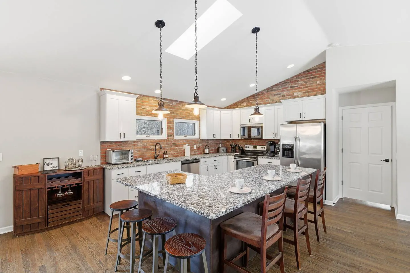 Sleeps 20+ Movie theater, game room, hot tub, pets 18