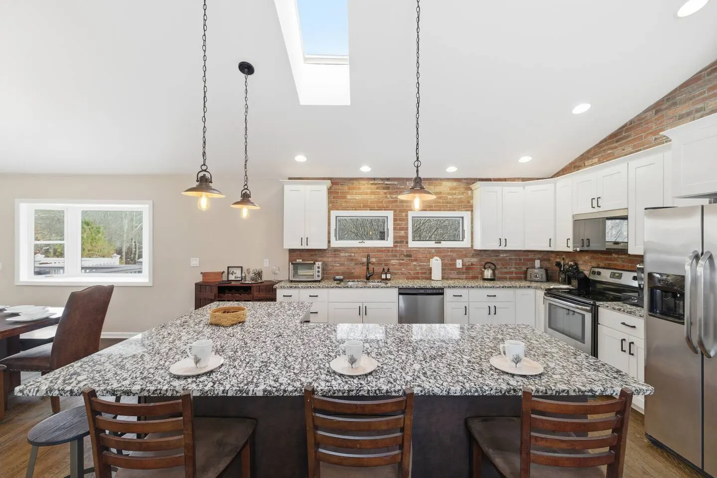 Sleeps 20+ Movie theater, game room, hot tub, pets 19