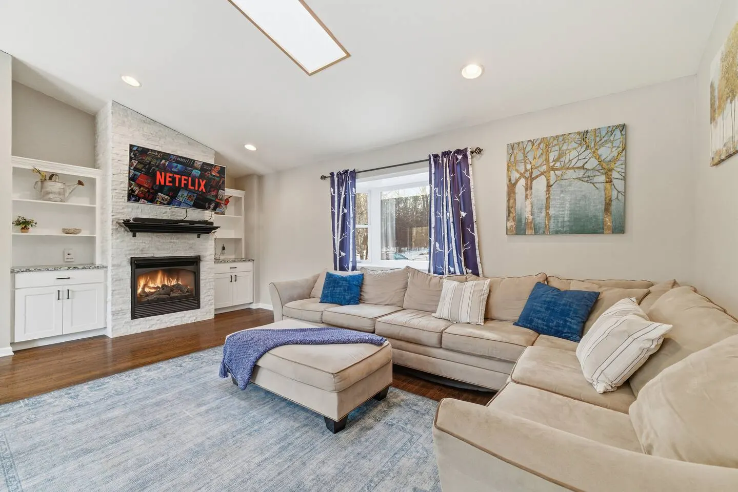 Sleeps 20+ Movie theater, game room, hot tub, pets — photo 5
