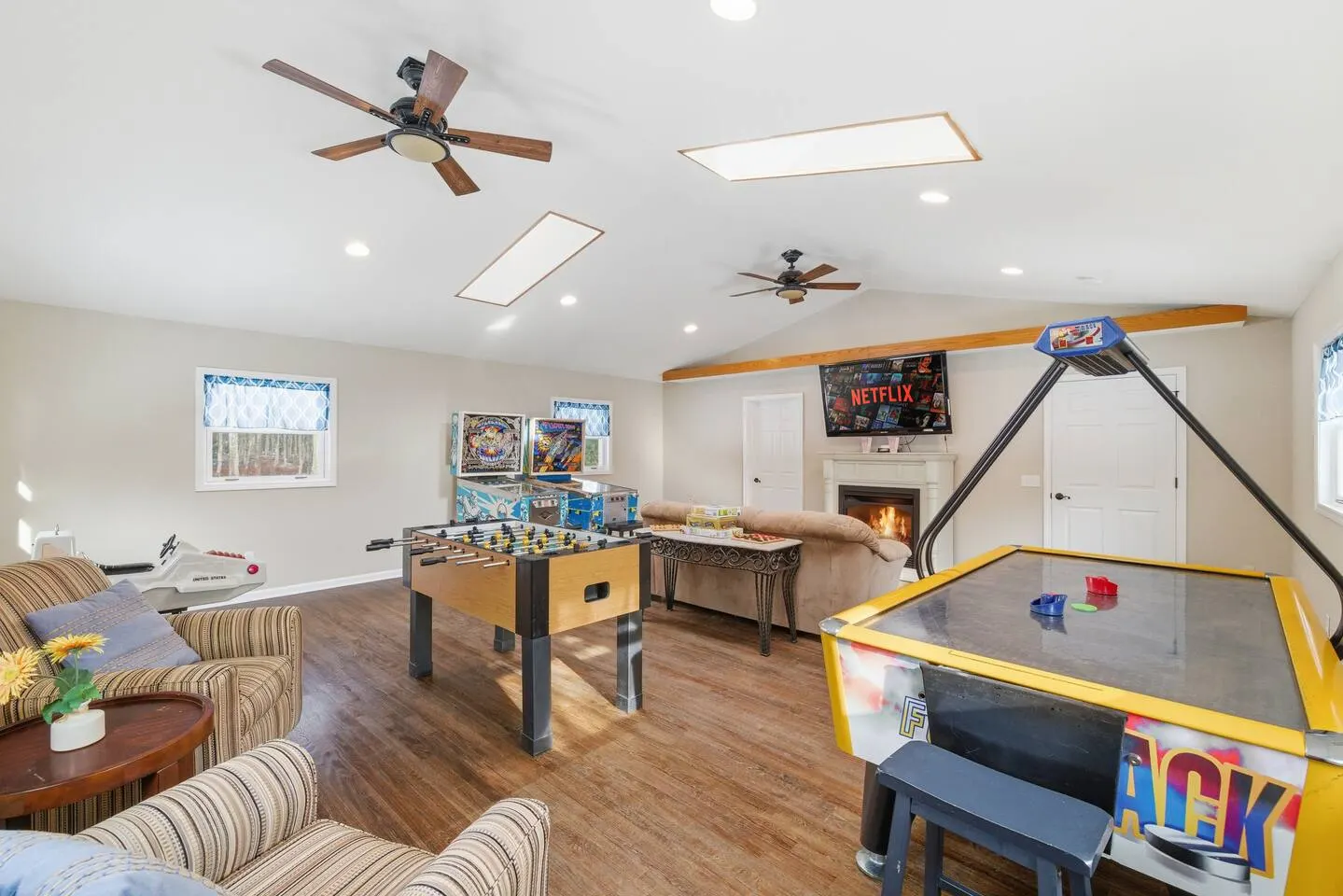 Sleeps 20+ Movie theater, game room, hot tub, pets 8