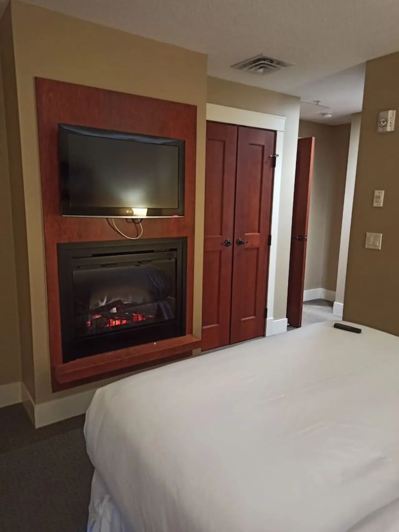 Stunning 2-BR Suite with Hot Tub & Mountain Views 4