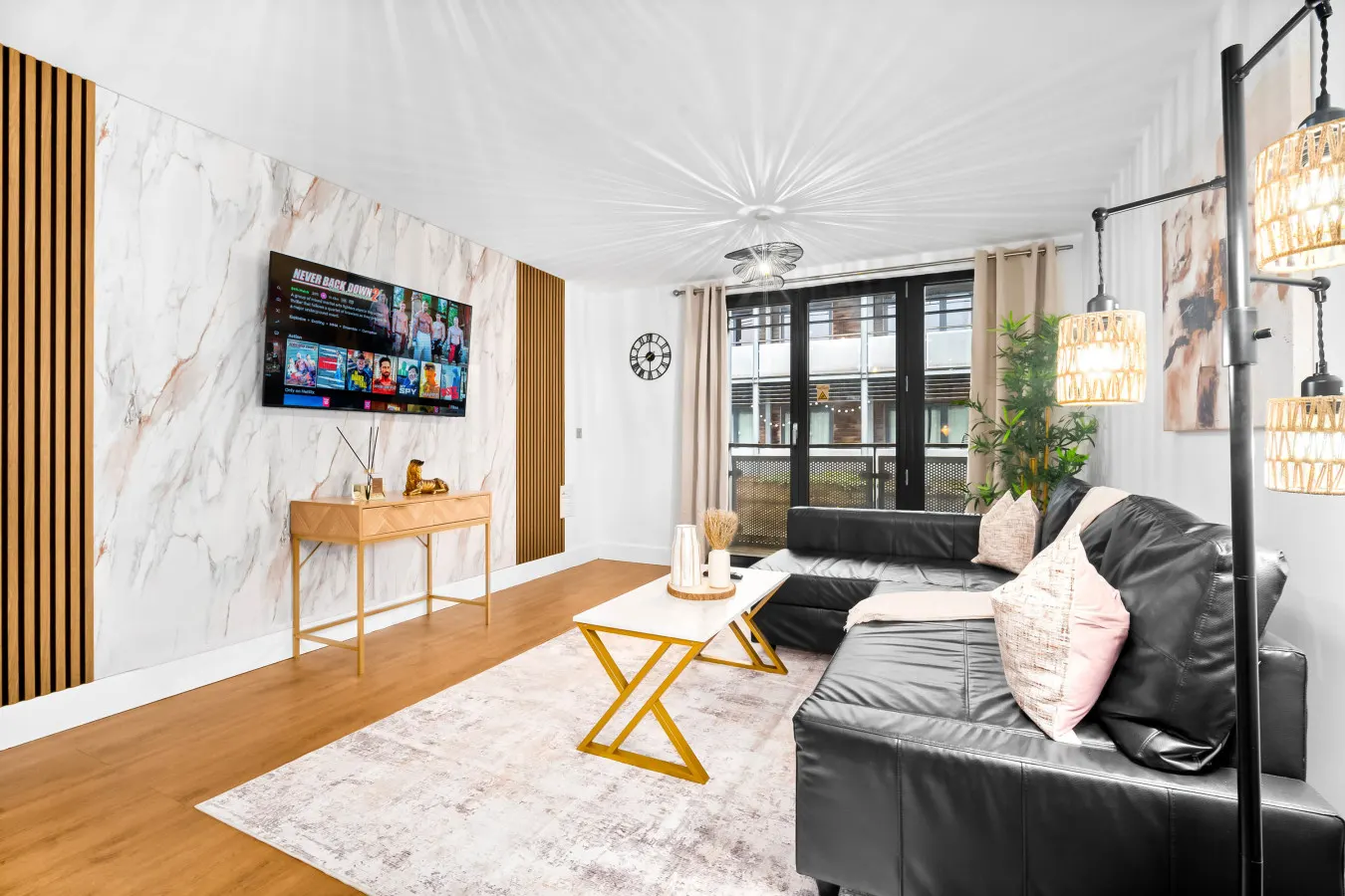 Stylish Chinatown Two Bedrooms Apartment - Secure Parking - Balcony