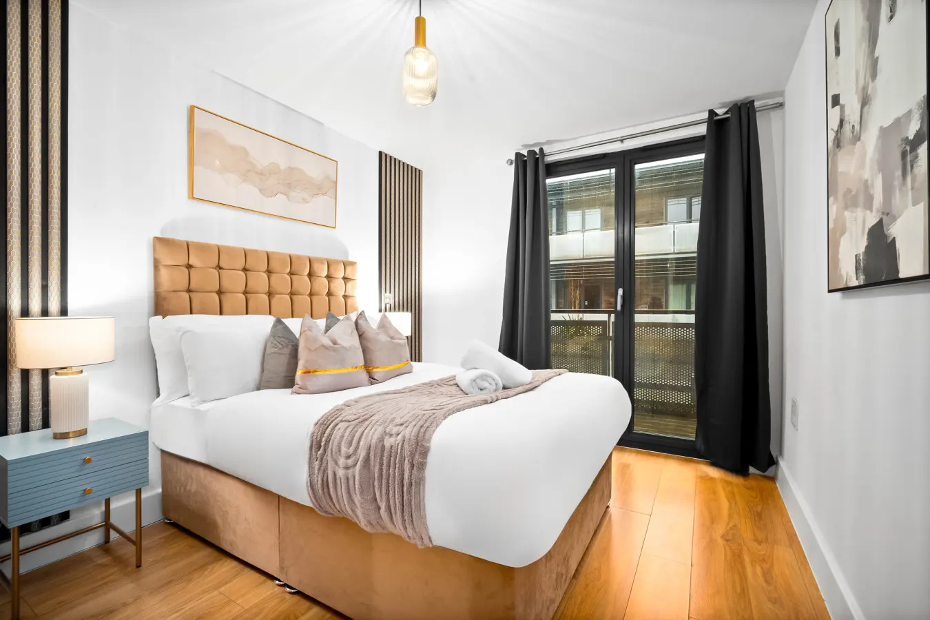 Stylish Chinatown Two Bedrooms Apartment - Secure Parking - Balcony 2