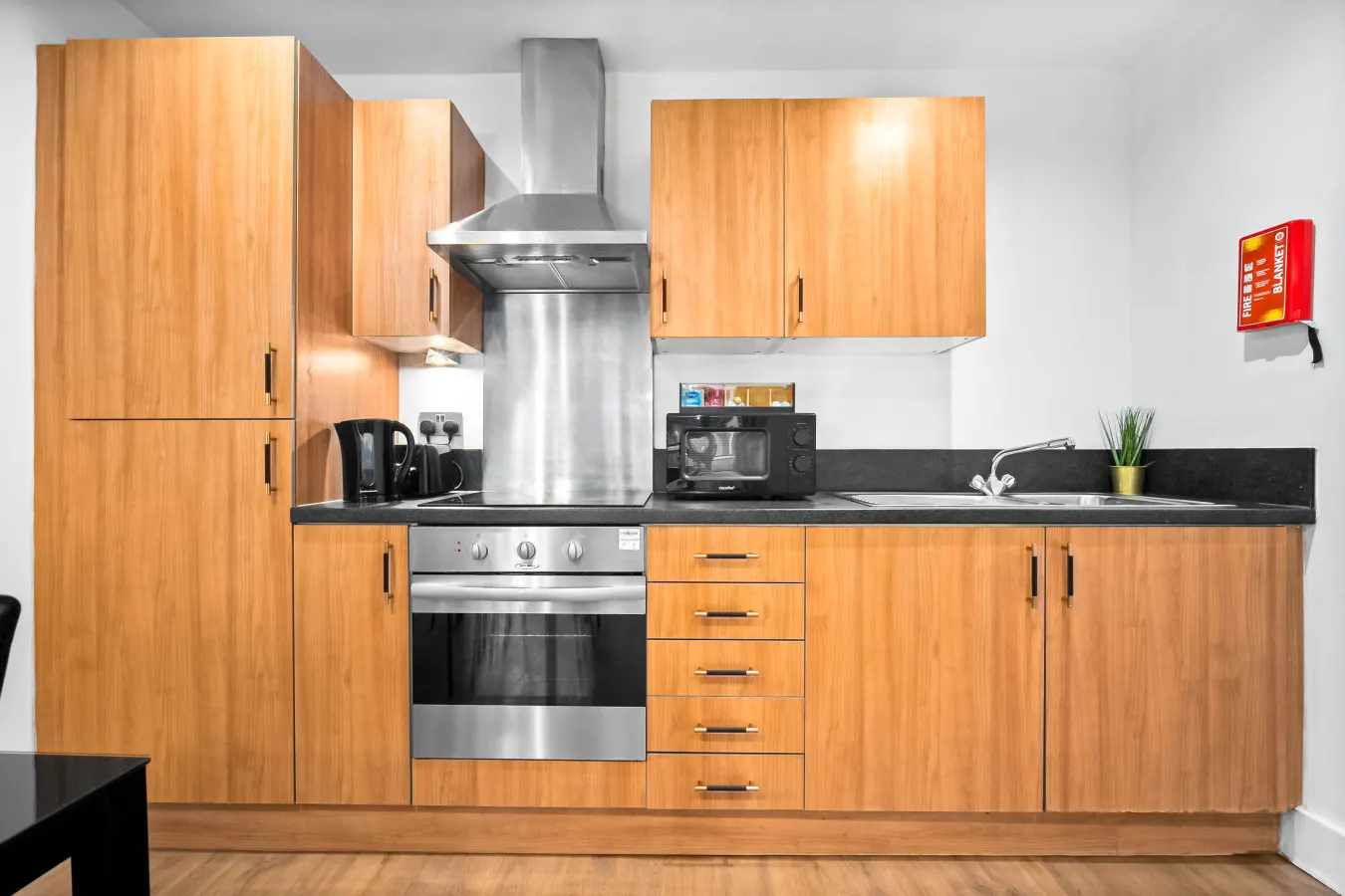 Stylish Chinatown Two Bedrooms Apartment - Secure Parking - Balcony 9