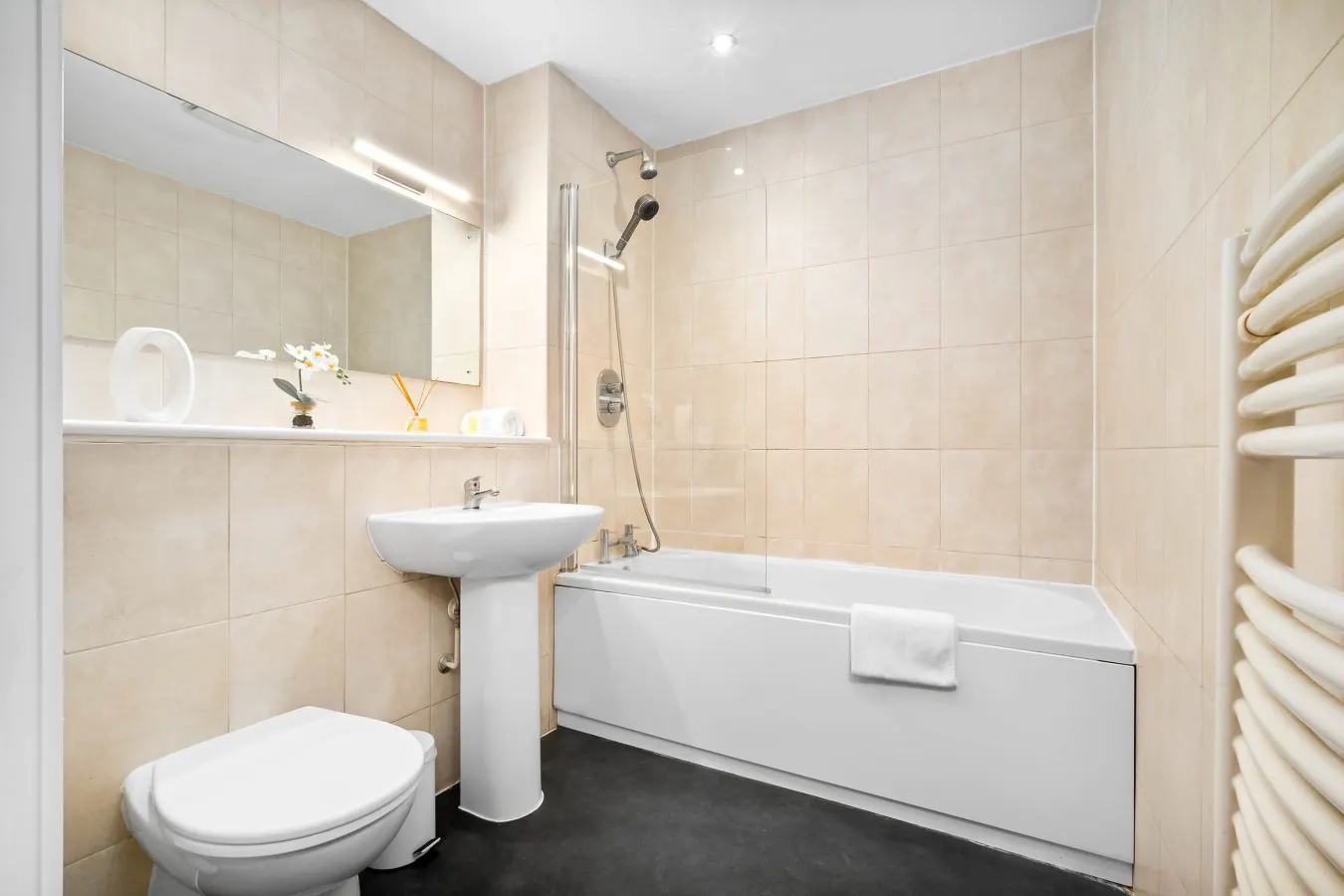 Stylish Chinatown Two Bedrooms Apartment - Secure Parking - Balcony 10