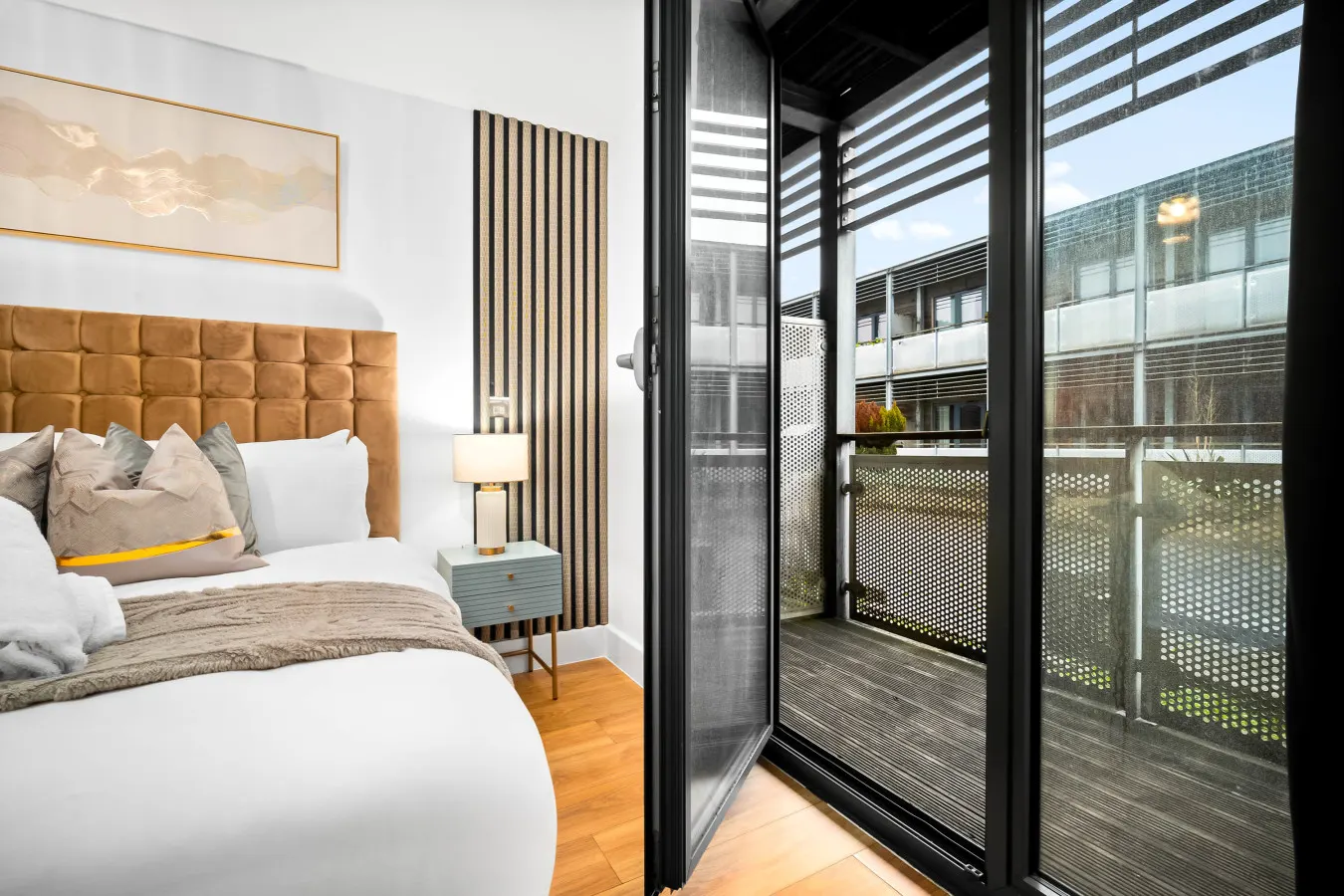 Stylish Chinatown Two Bedrooms Apartment - Secure Parking - Balcony 11