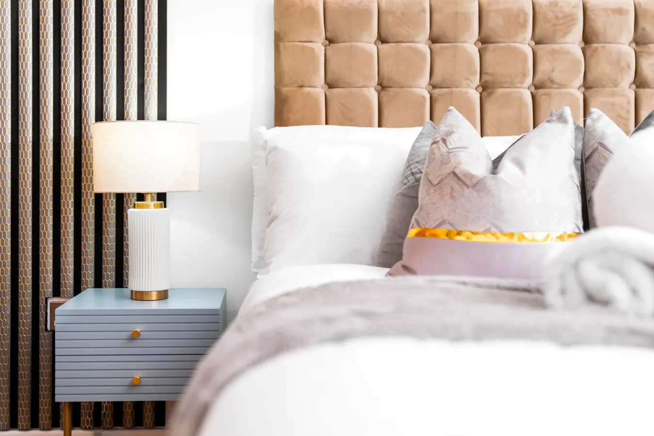 Stylish Chinatown Two Bedrooms Apartment - Secure Parking - Balcony 12