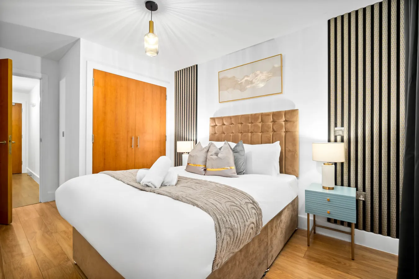 Stylish Chinatown Two Bedrooms Apartment - Secure Parking - Balcony 13