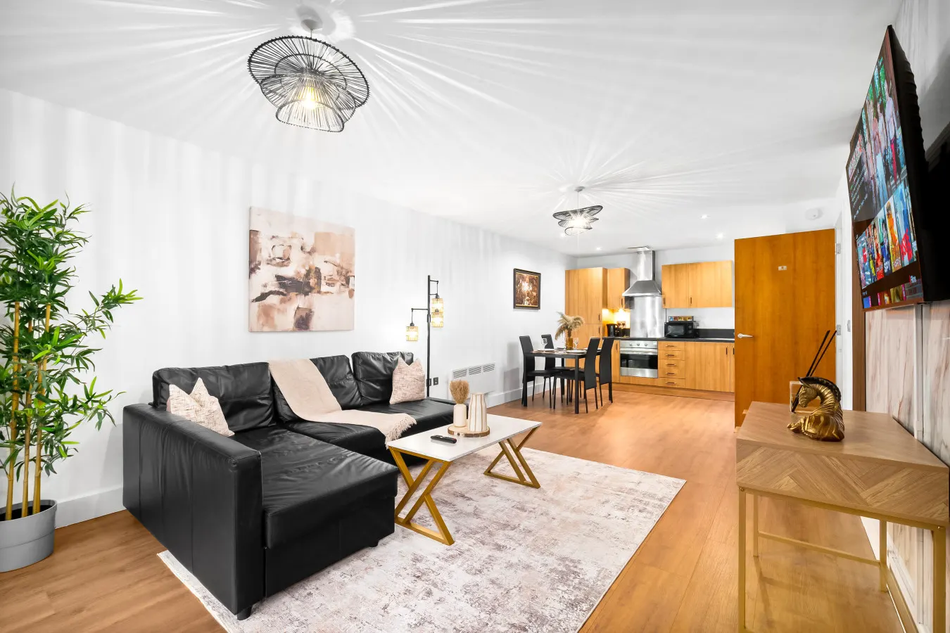 Stylish Chinatown Two Bedrooms Apartment - Secure Parking - Balcony 17