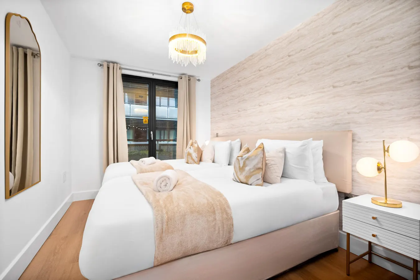 Stylish Chinatown Two Bedrooms Apartment - Secure Parking - Balcony 3