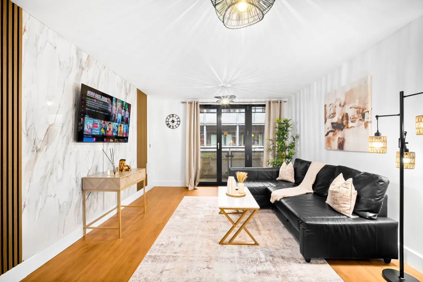 Stylish Chinatown Two Bedrooms Apartment - Secure Parking - Balcony 4