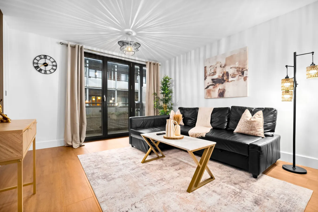 Stylish Chinatown Two Bedrooms Apartment - Secure Parking - Balcony 5