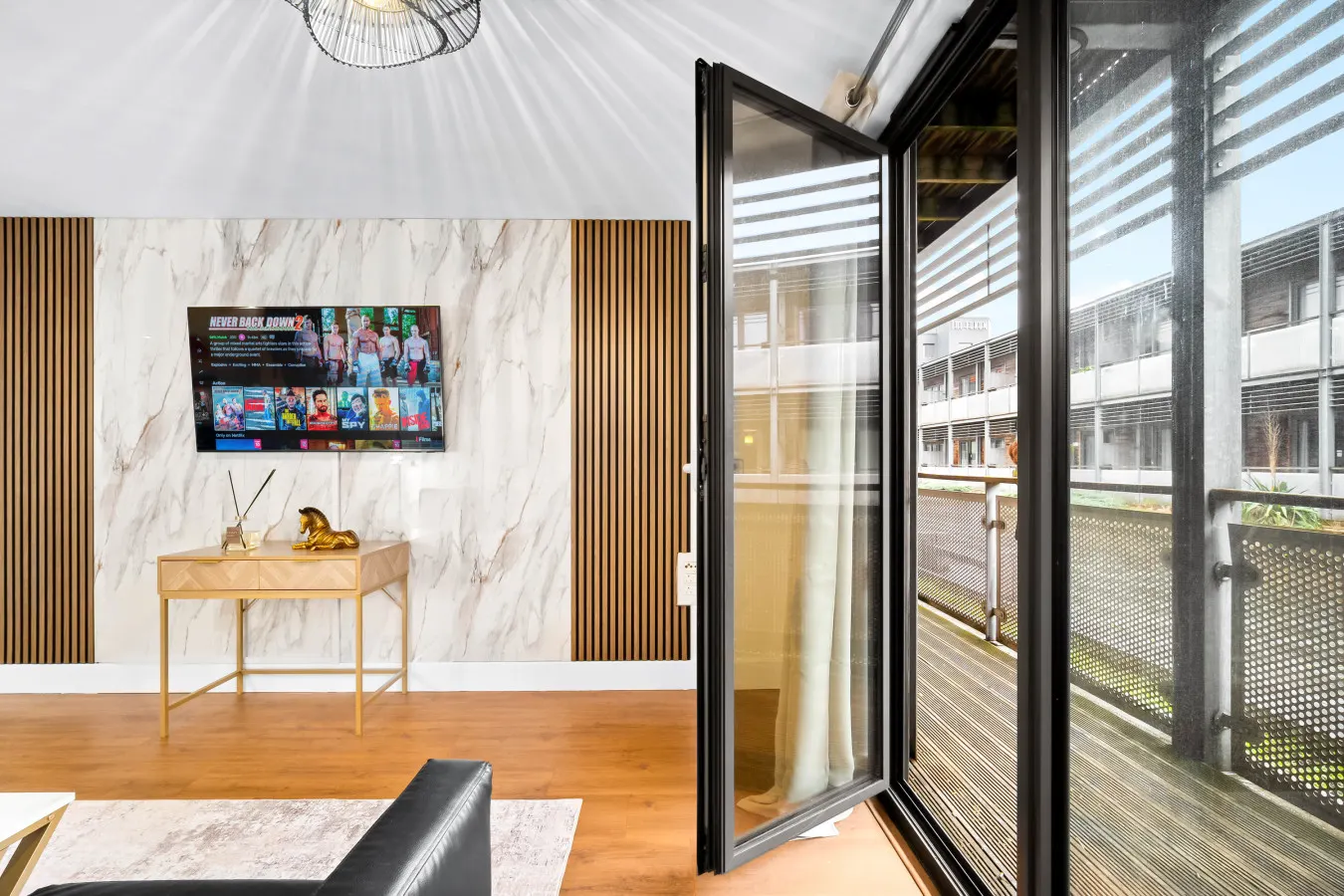 Stylish Chinatown Two Bedrooms Apartment - Secure Parking - Balcony 6
