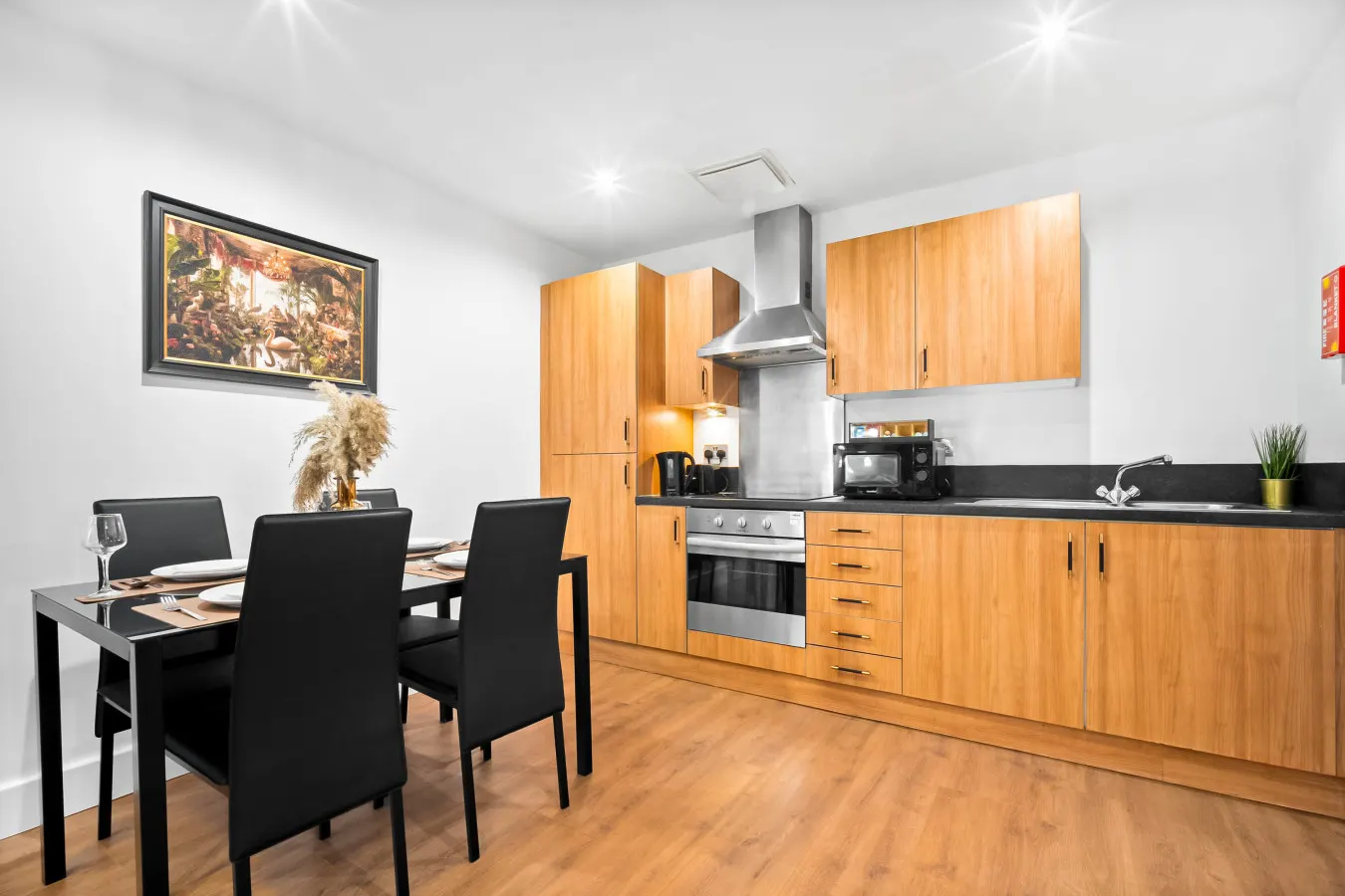 Stylish Chinatown Two Bedrooms Apartment - Secure Parking - Balcony 8
