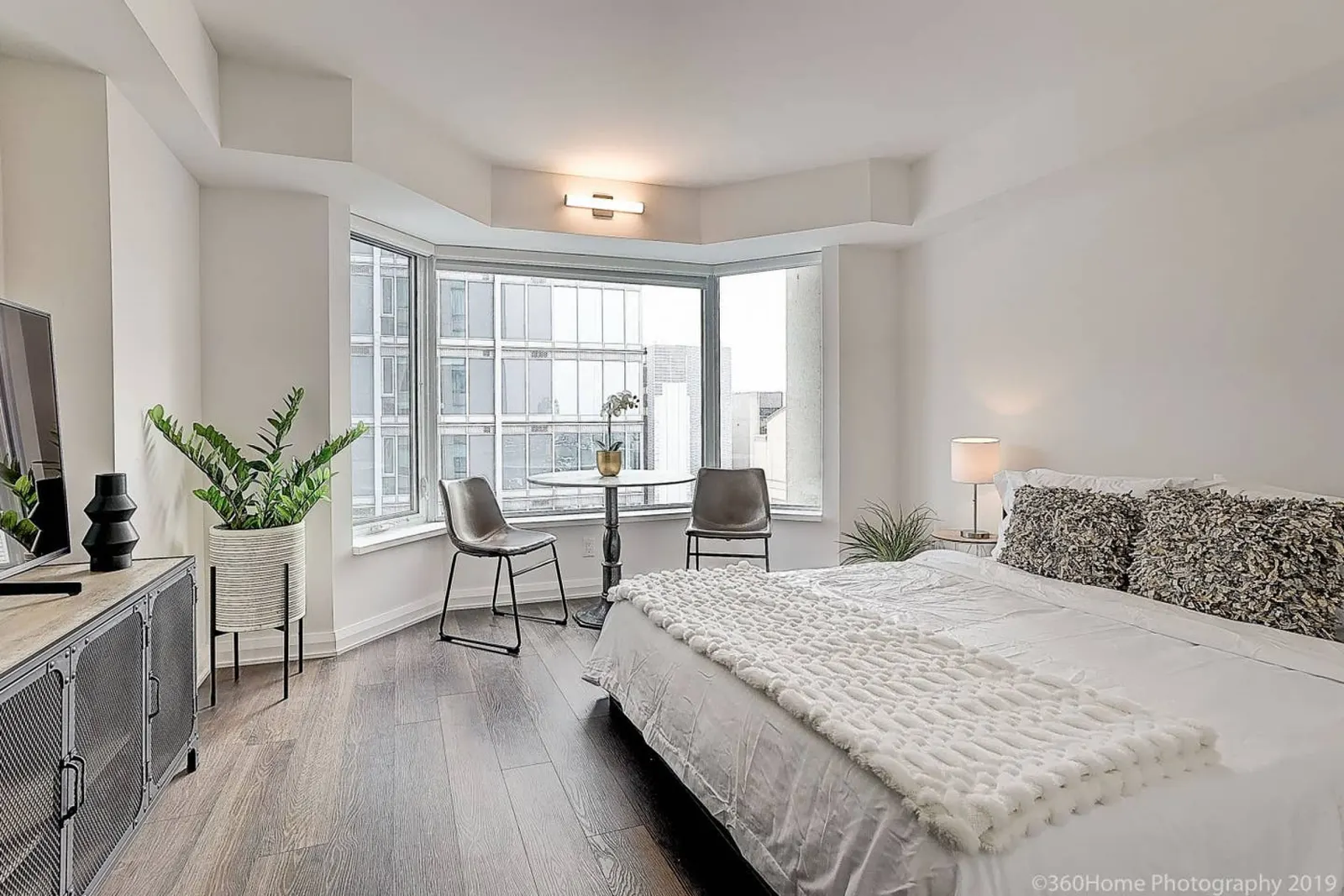 Instant Suites -Stunning Designer Studio Yorkville 9