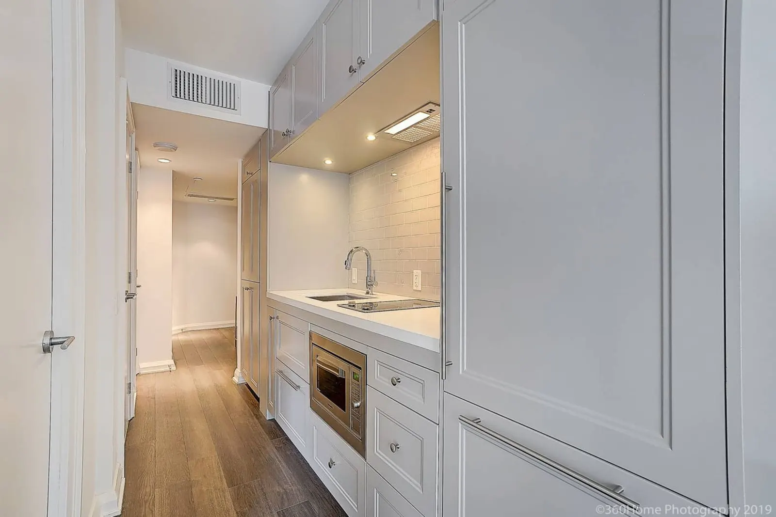 Instant Suites -Stunning Designer Studio Yorkville 10