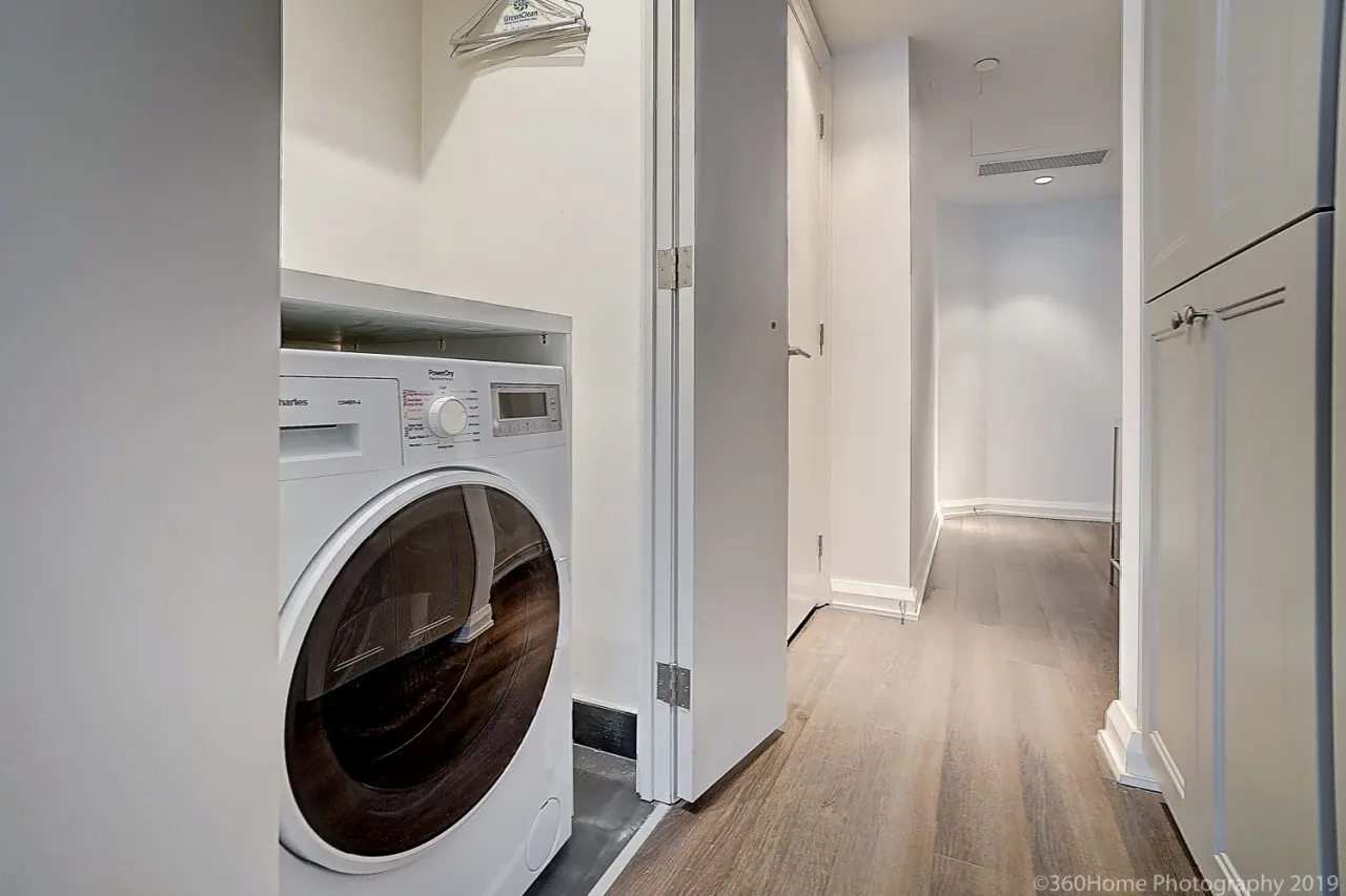 Instant Suites -Stunning Designer Studio Yorkville 11