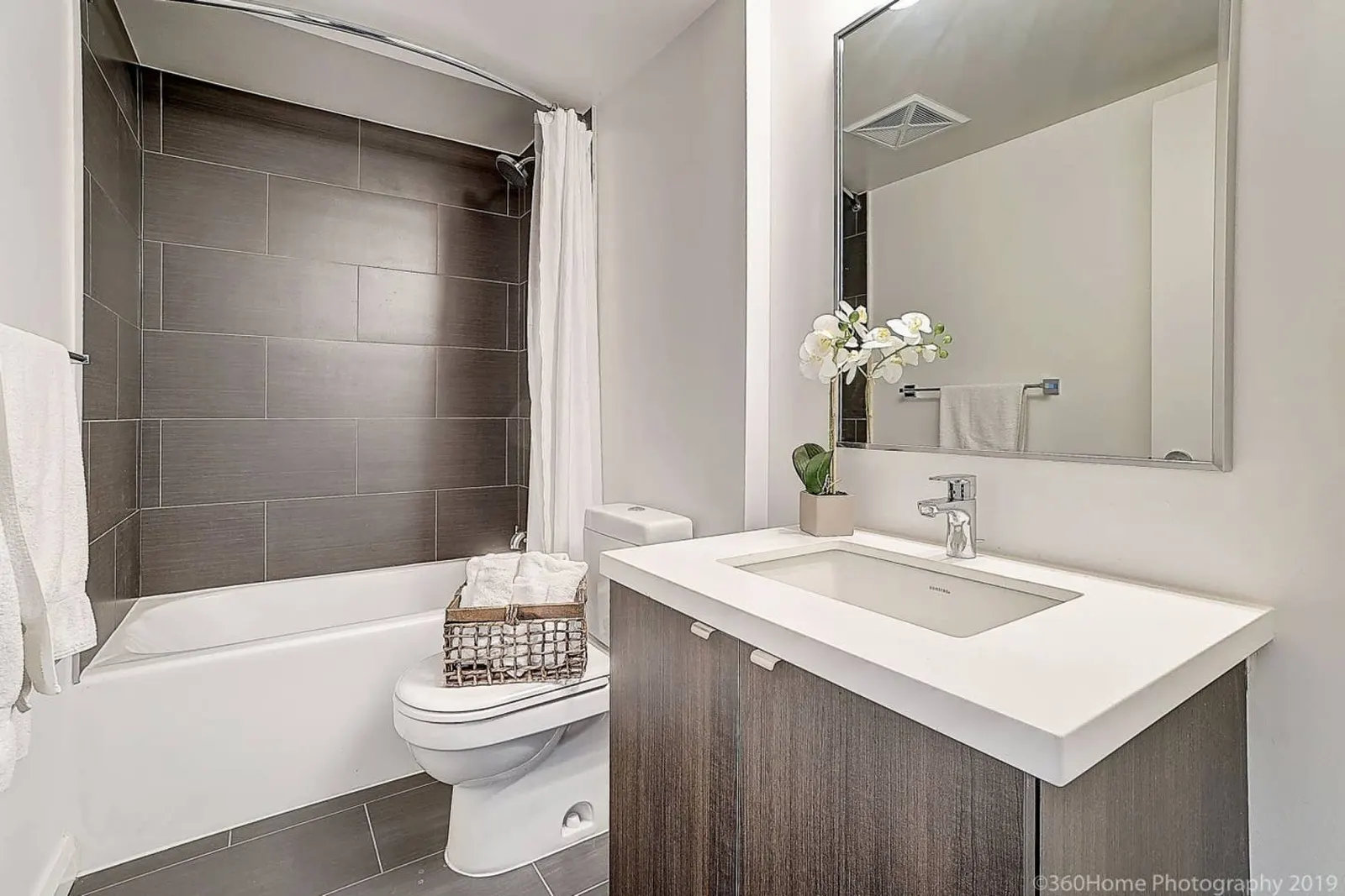 Instant Suites -Stunning Designer Studio Yorkville 12