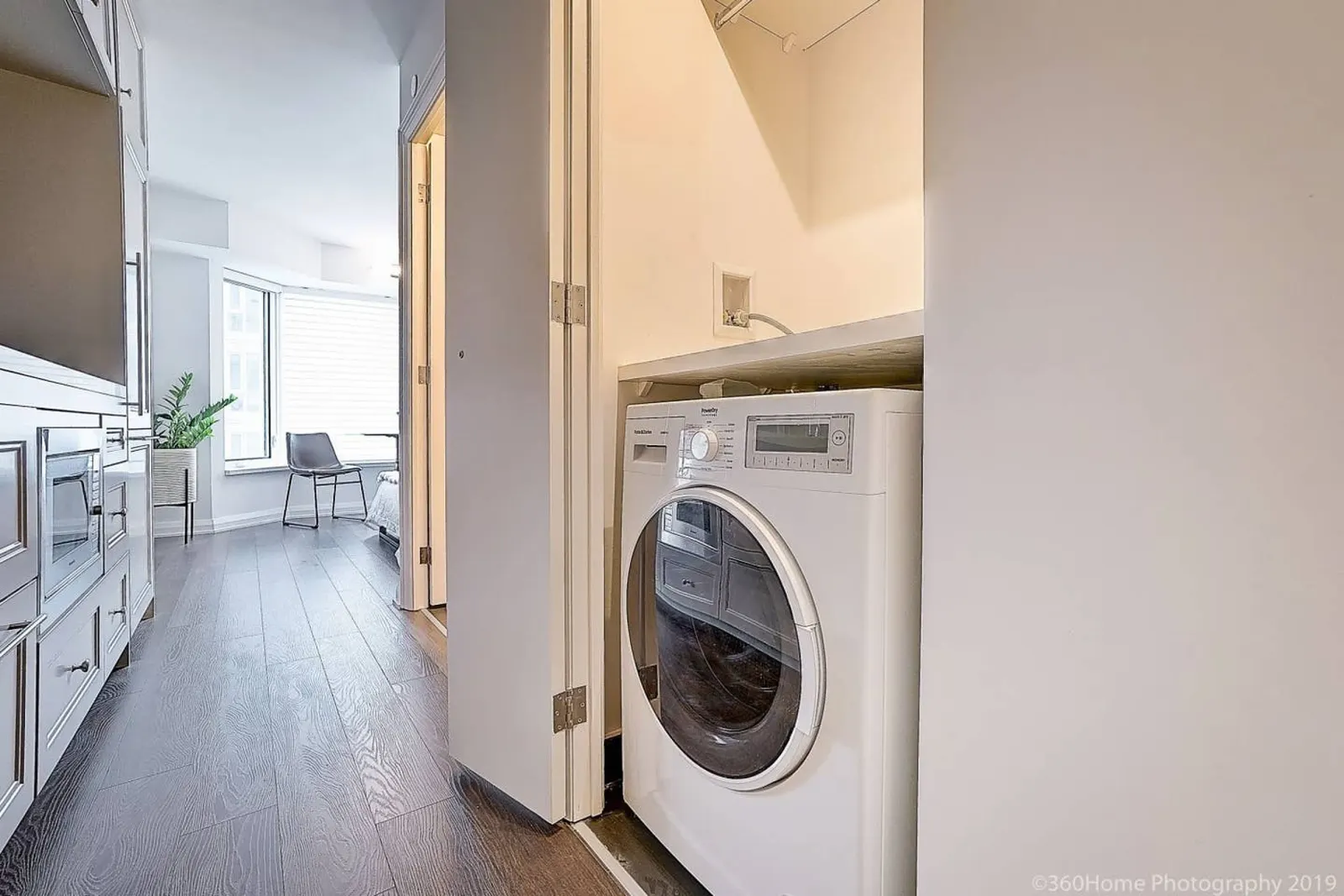 Instant Suites -Stunning Designer Studio Yorkville 13