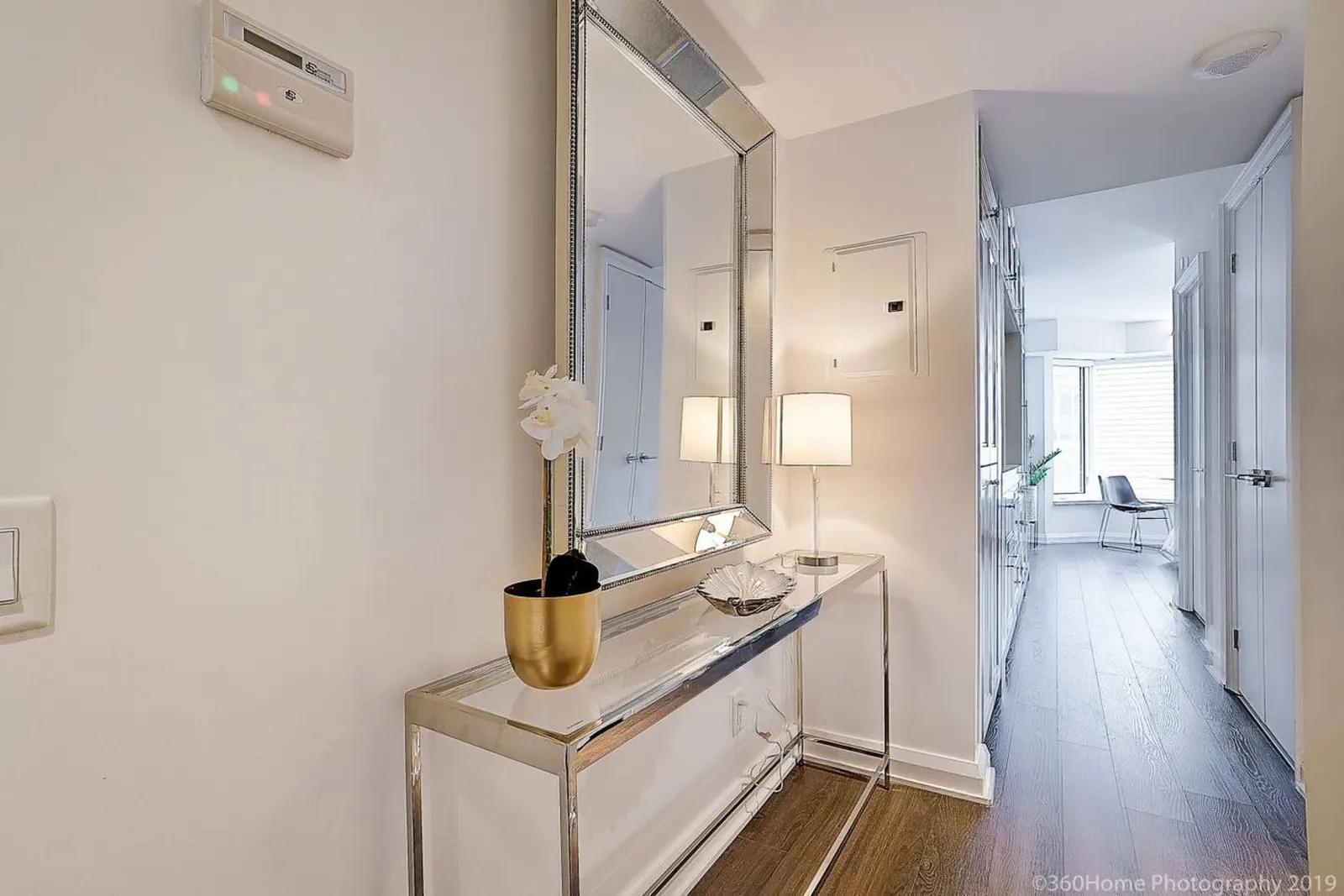 Instant Suites -Stunning Designer Studio Yorkville 3