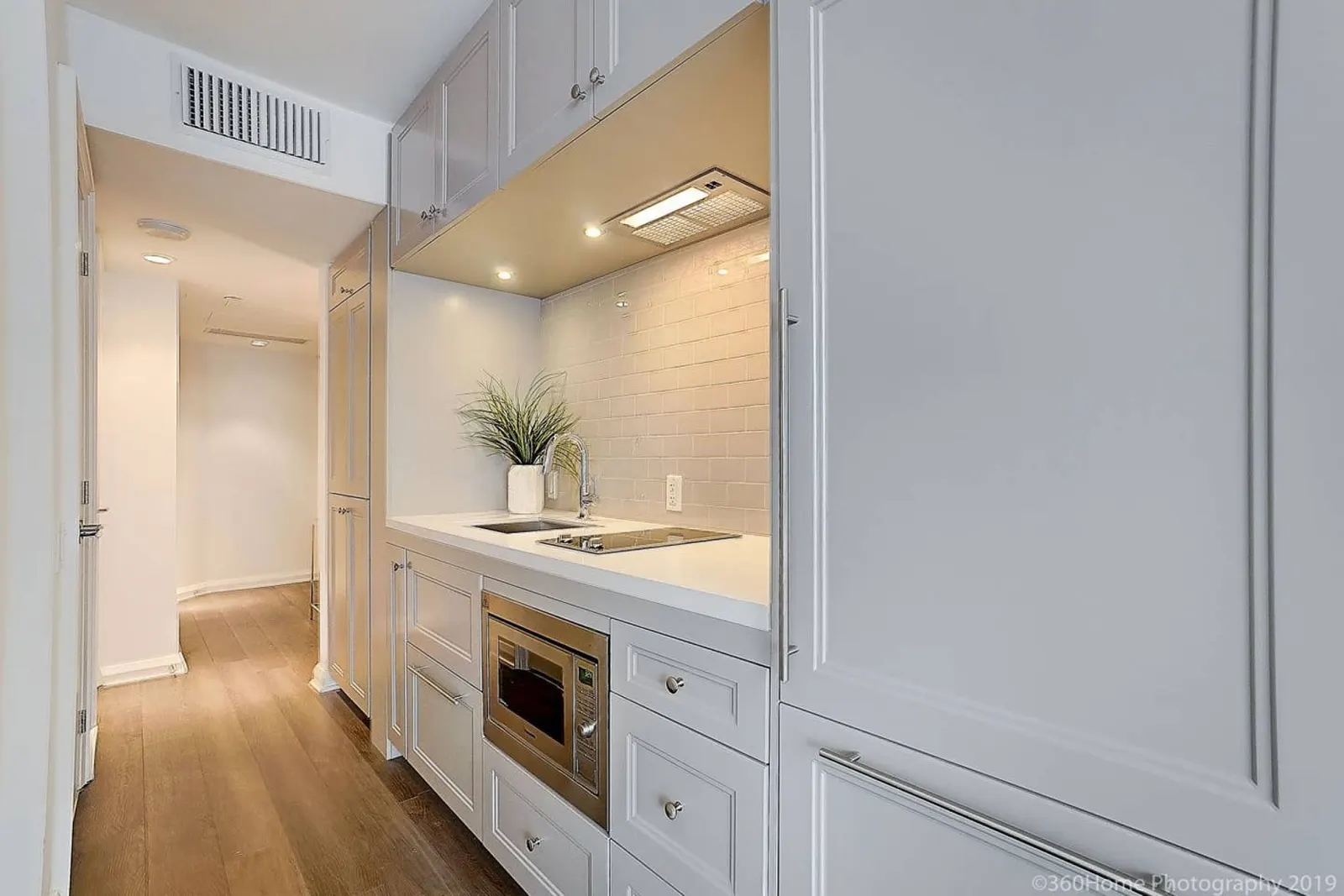 Instant Suites -Stunning Designer Studio Yorkville 4
