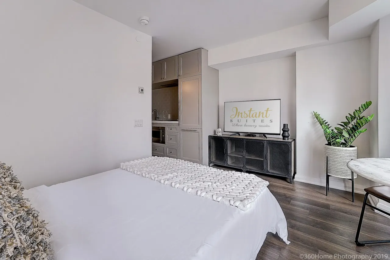 Instant Suites -Stunning Designer Studio Yorkville 5