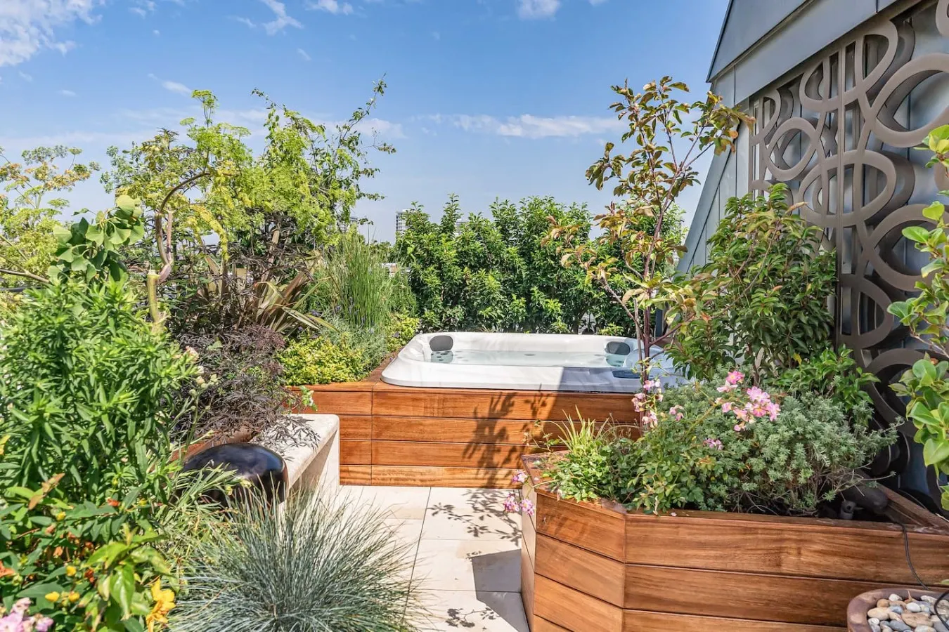 The Notting Hill Penthouse with Rooftop Spa 16