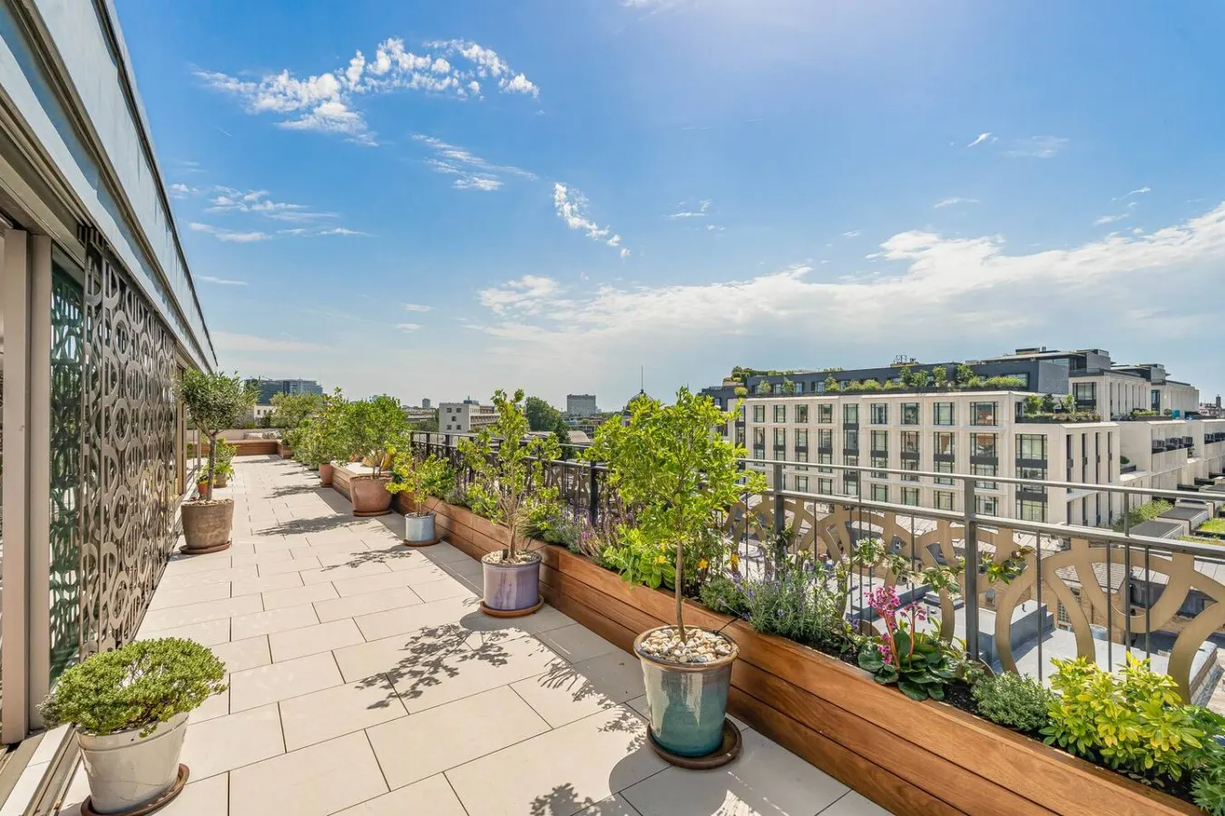 The Notting Hill Penthouse with Rooftop Spa 18