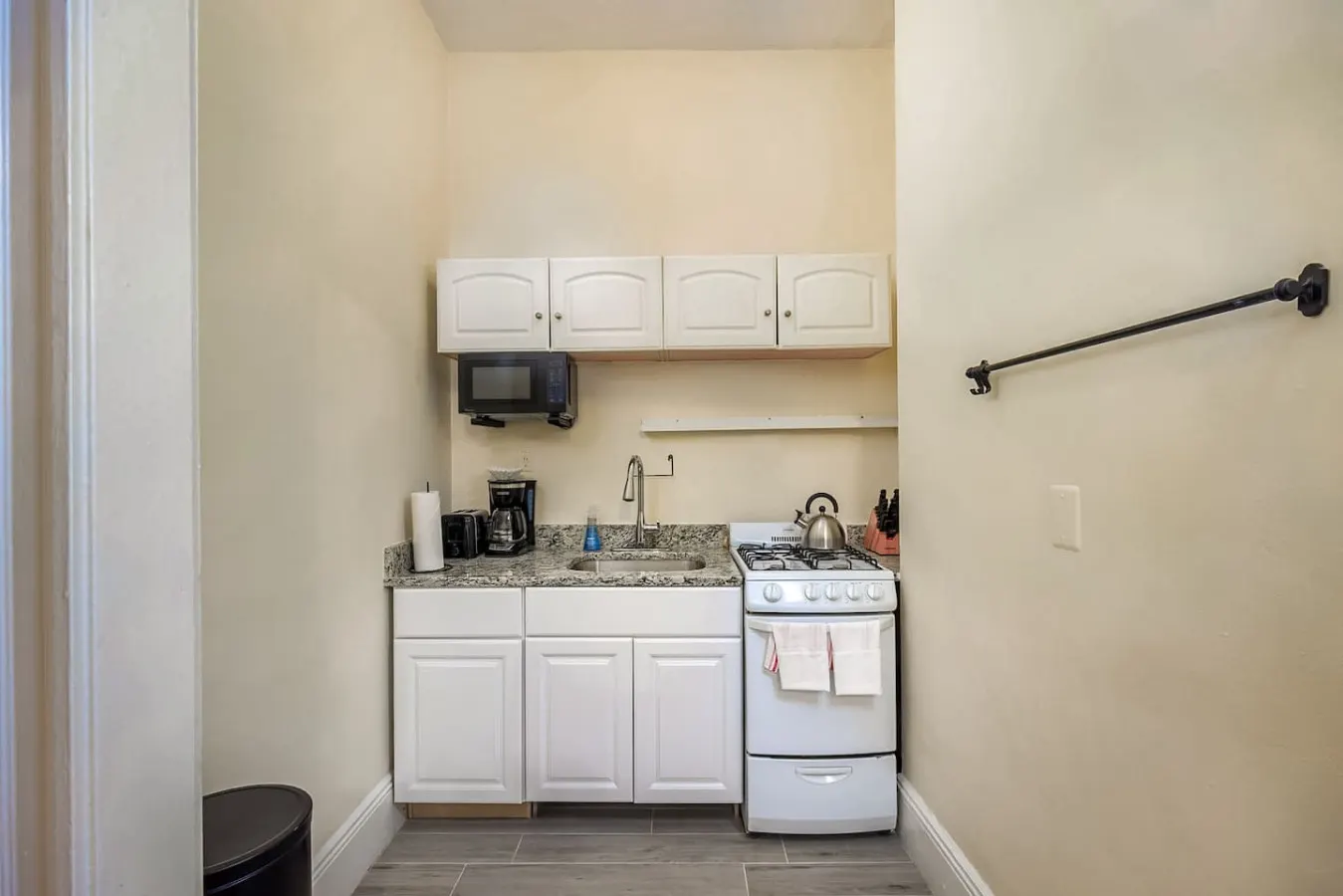 Cozy Back Bay 1Br / 1Bath! 4