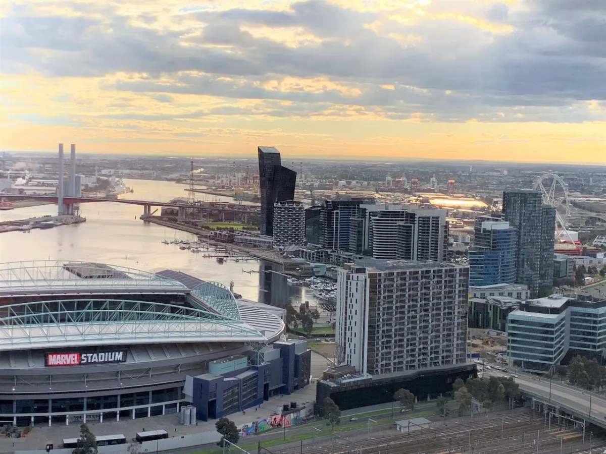 Stunning Views at Higher Floor UWS Lonsdale 9