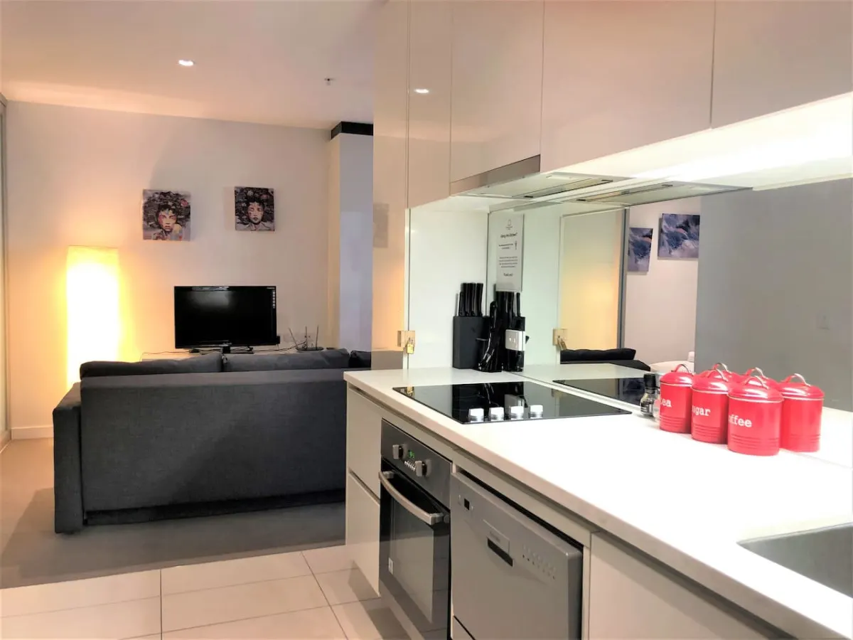 Stunning Views at Higher Floor UWS Lonsdale 10