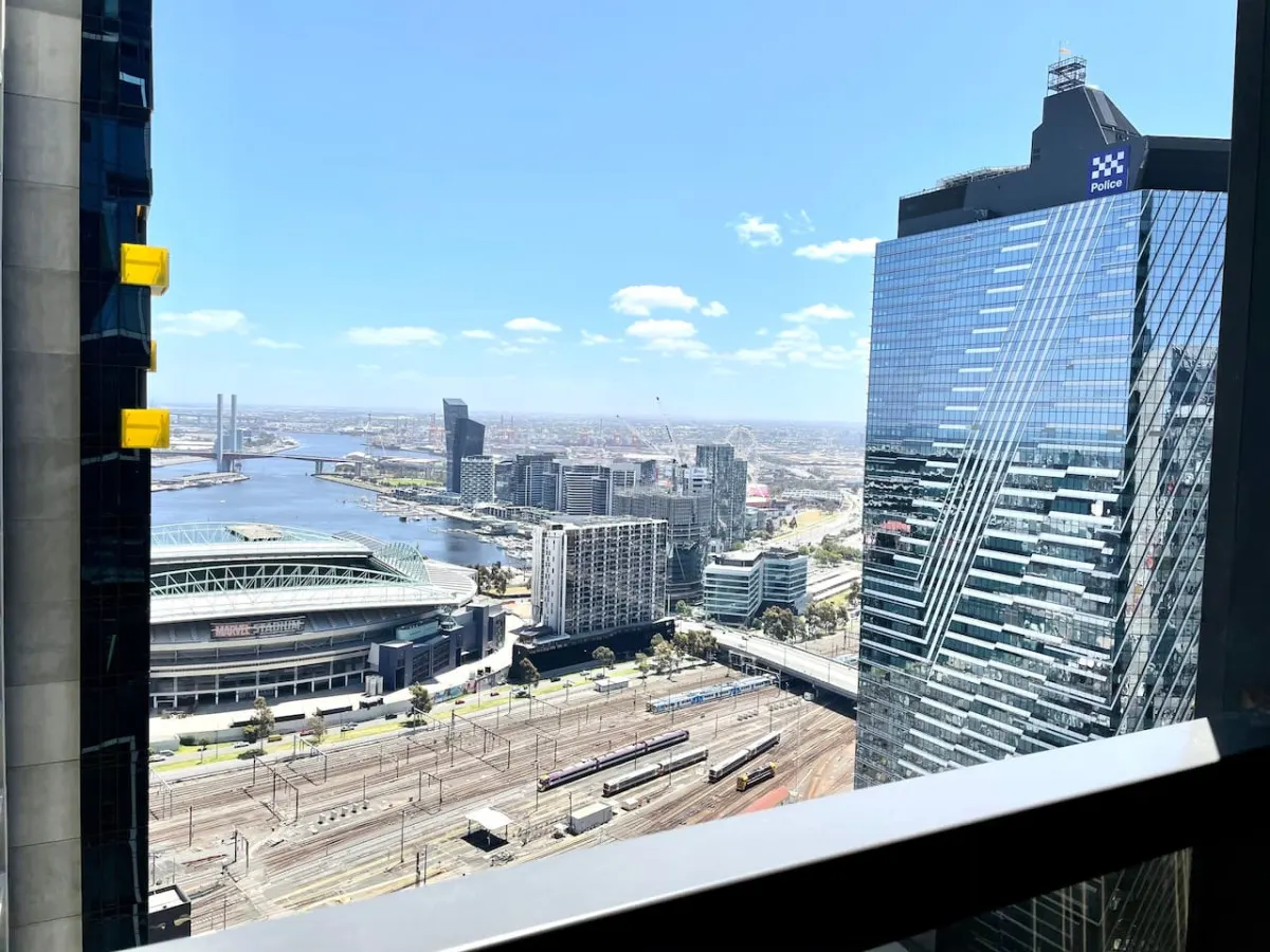 Stunning Views at Higher Floor UWS Lonsdale 12