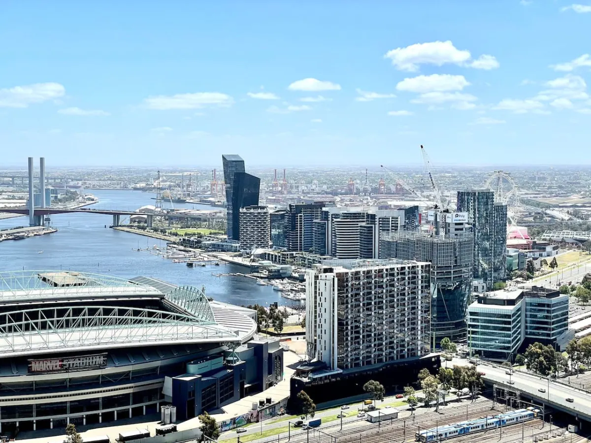 Stunning Views at Higher Floor UWS Lonsdale 13