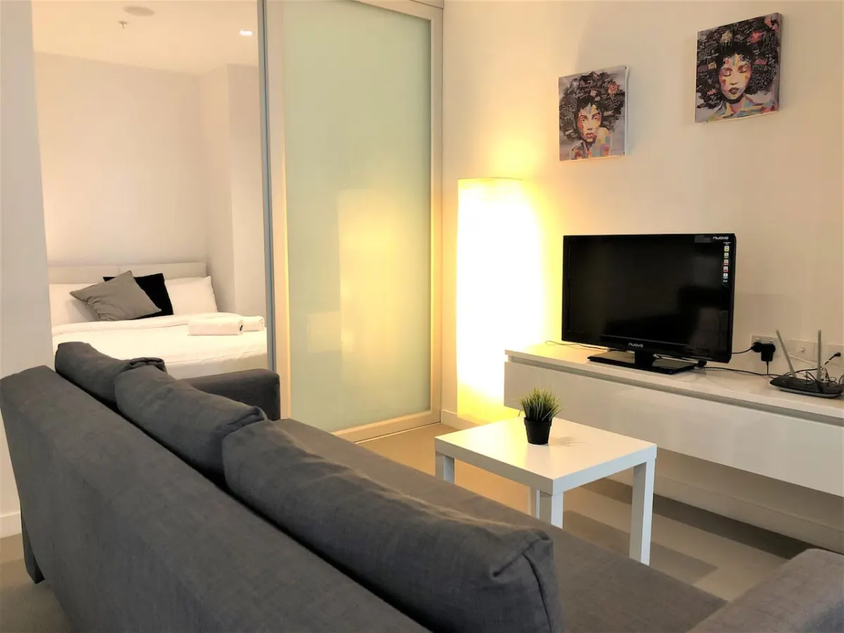 Stunning Views at Higher Floor UWS Lonsdale 7